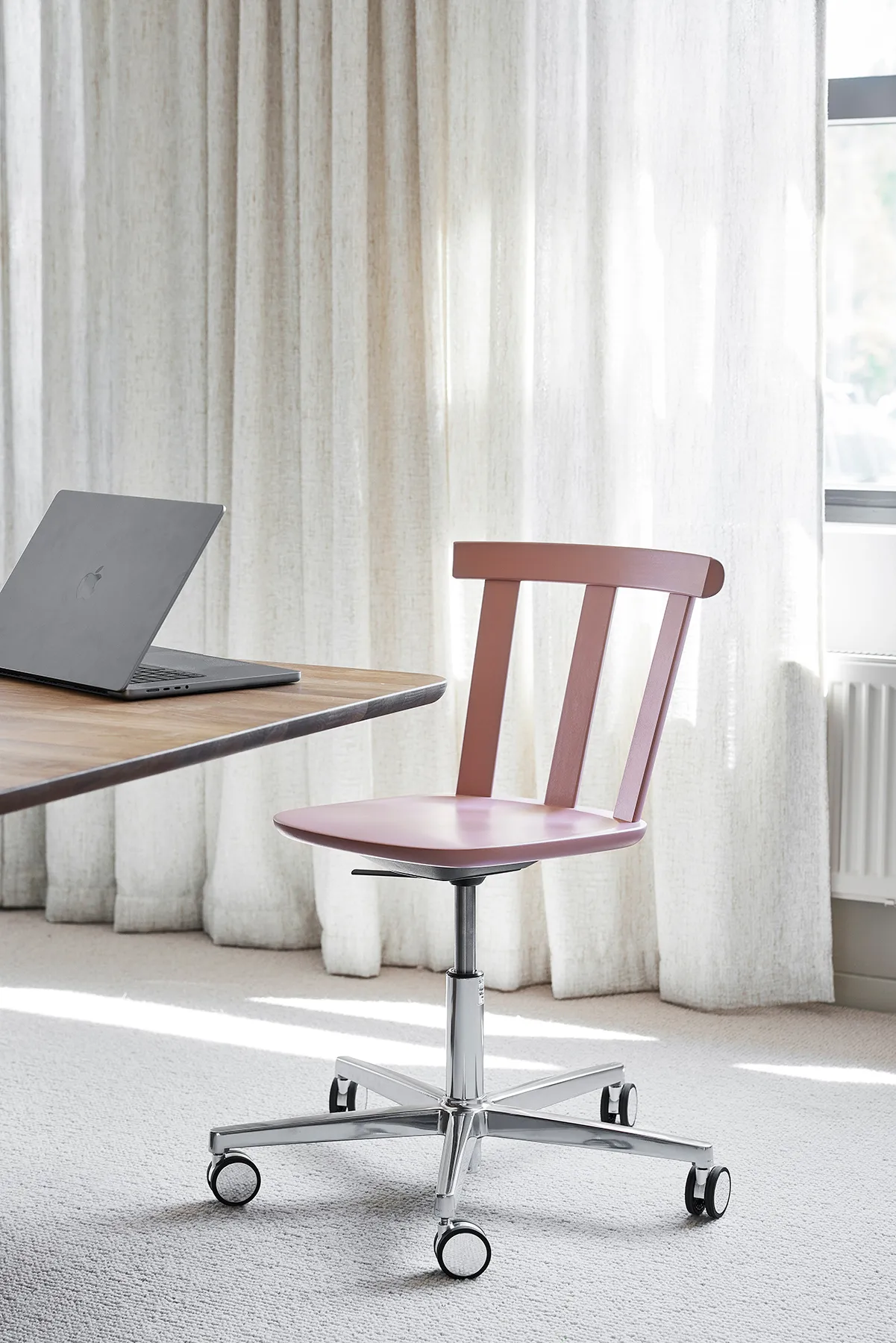 Alt tuoli pyörivä jalusta verhoiltu istuin koivu., Vidar 4, 633 pink-malva 27 Stolab