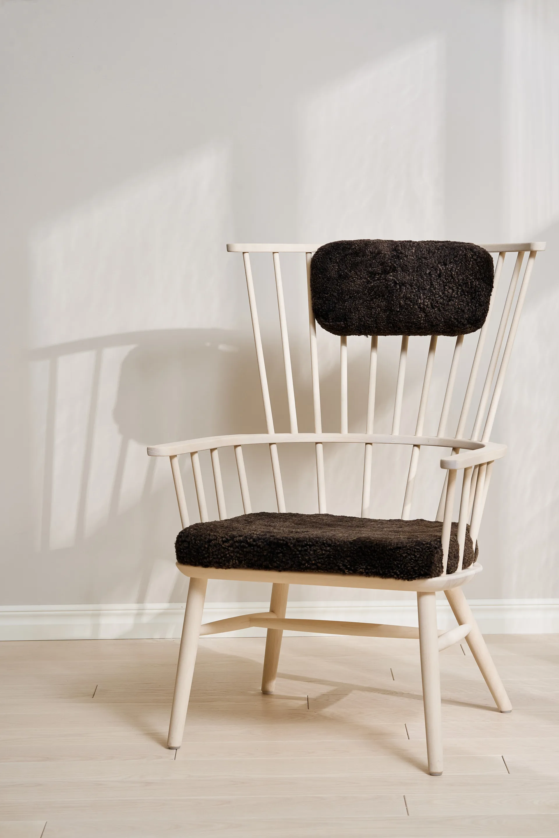 Henriette nojatuoli tyyny&niskatyyny Valkoöljy-Espresso Stolab