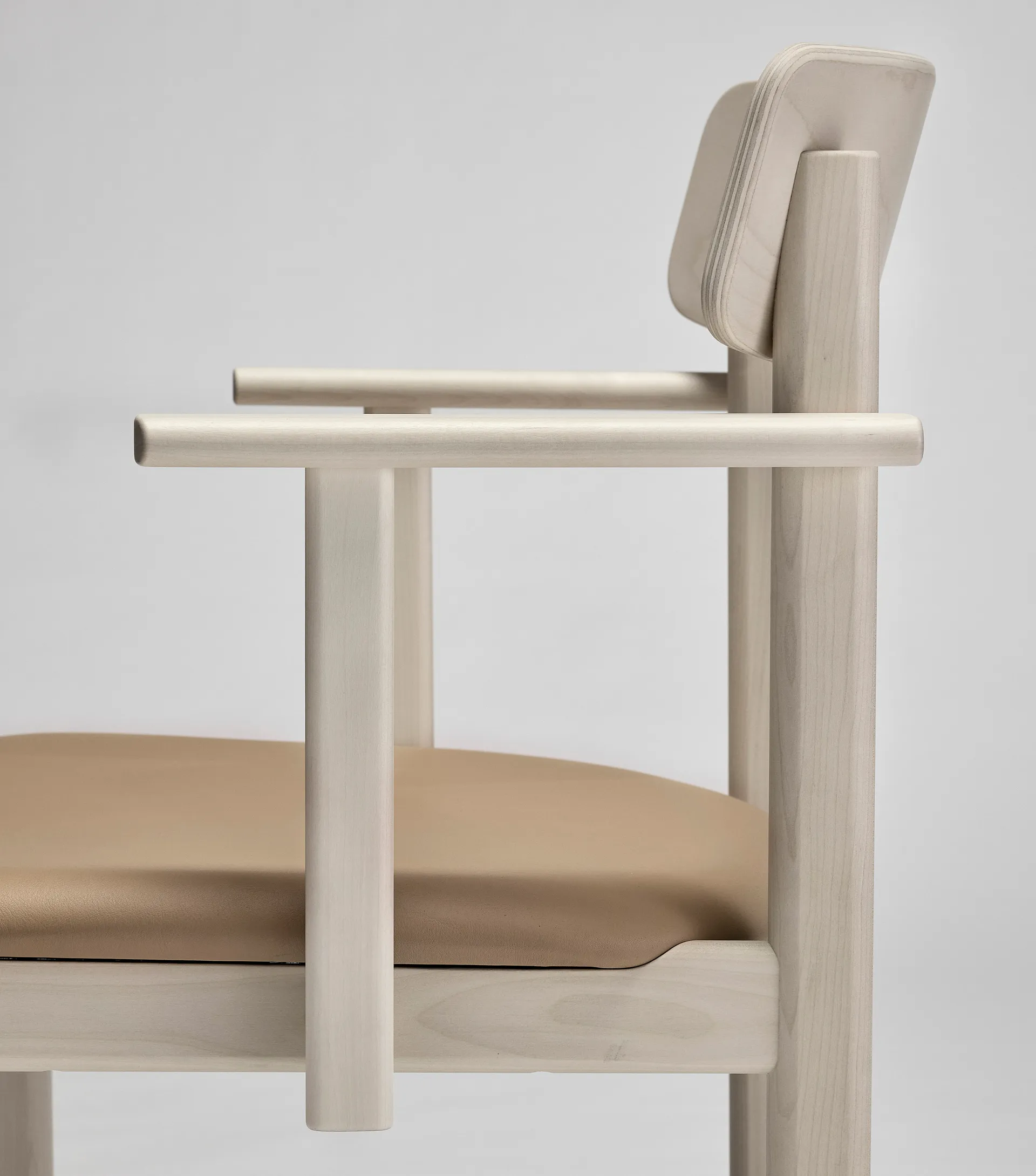 Pal käsinojallinen tuoli, Koivu vaalea mattalakka-Elmosoft 22030 Stolab