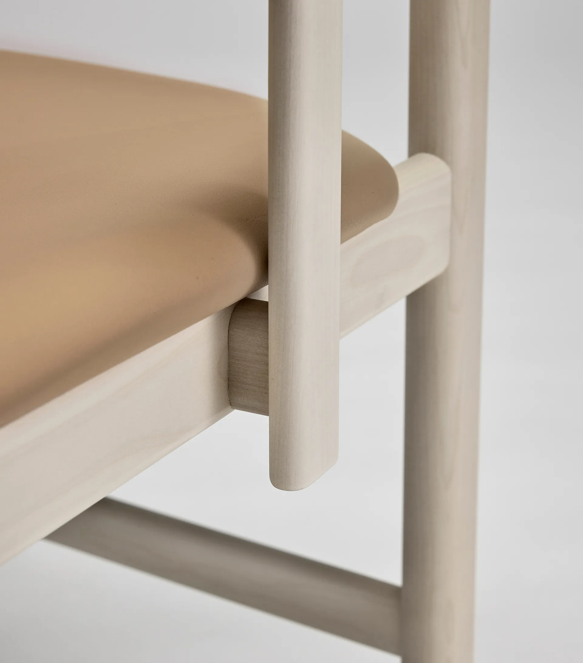 Pal käsinojallinen tuoli, Koivu vaalea mattalakka-Elmosoft 22030 Stolab