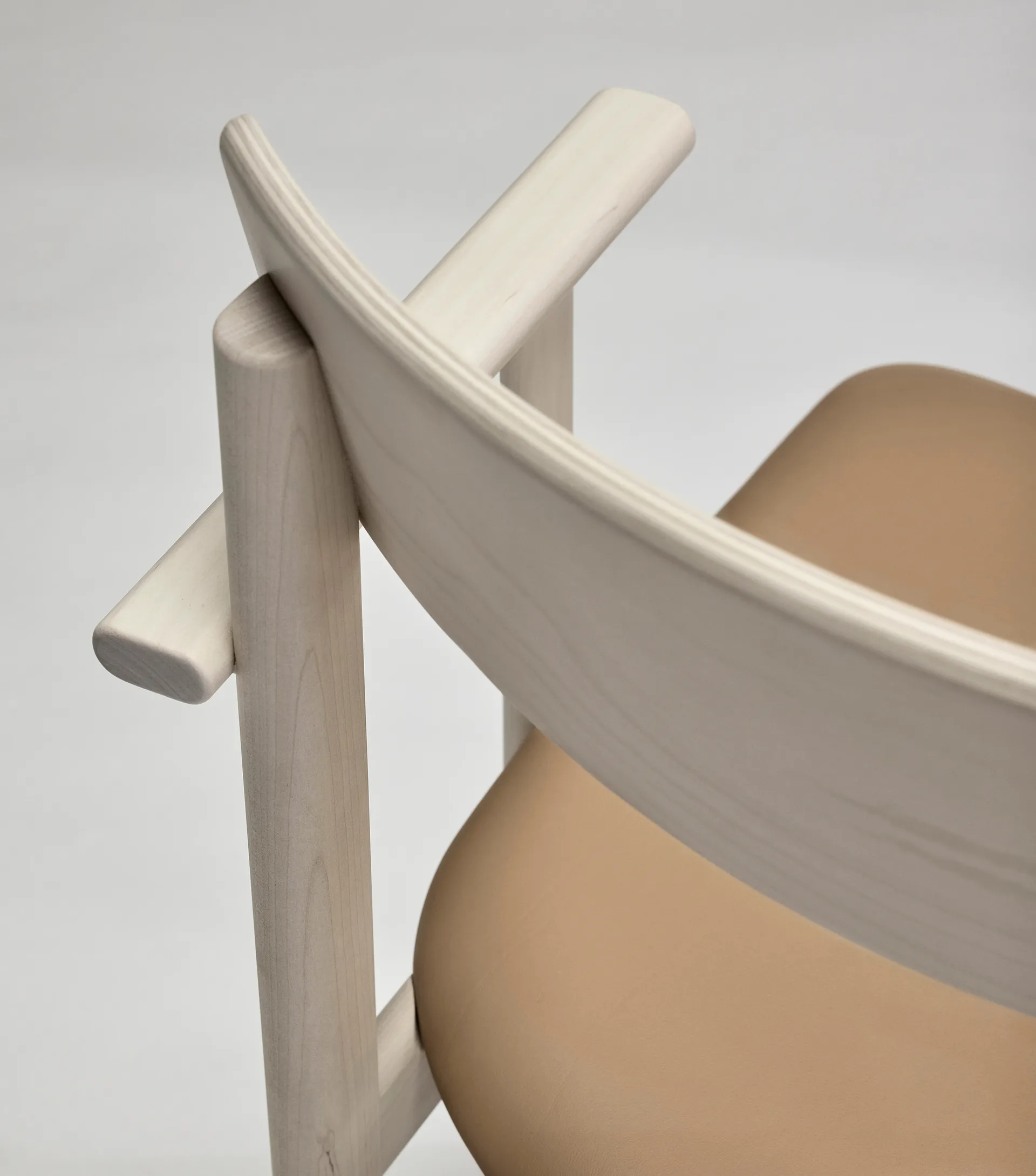 Pal käsinojallinen tuoli, Koivu vaalea mattalakka-Elmosoft 22030 Stolab