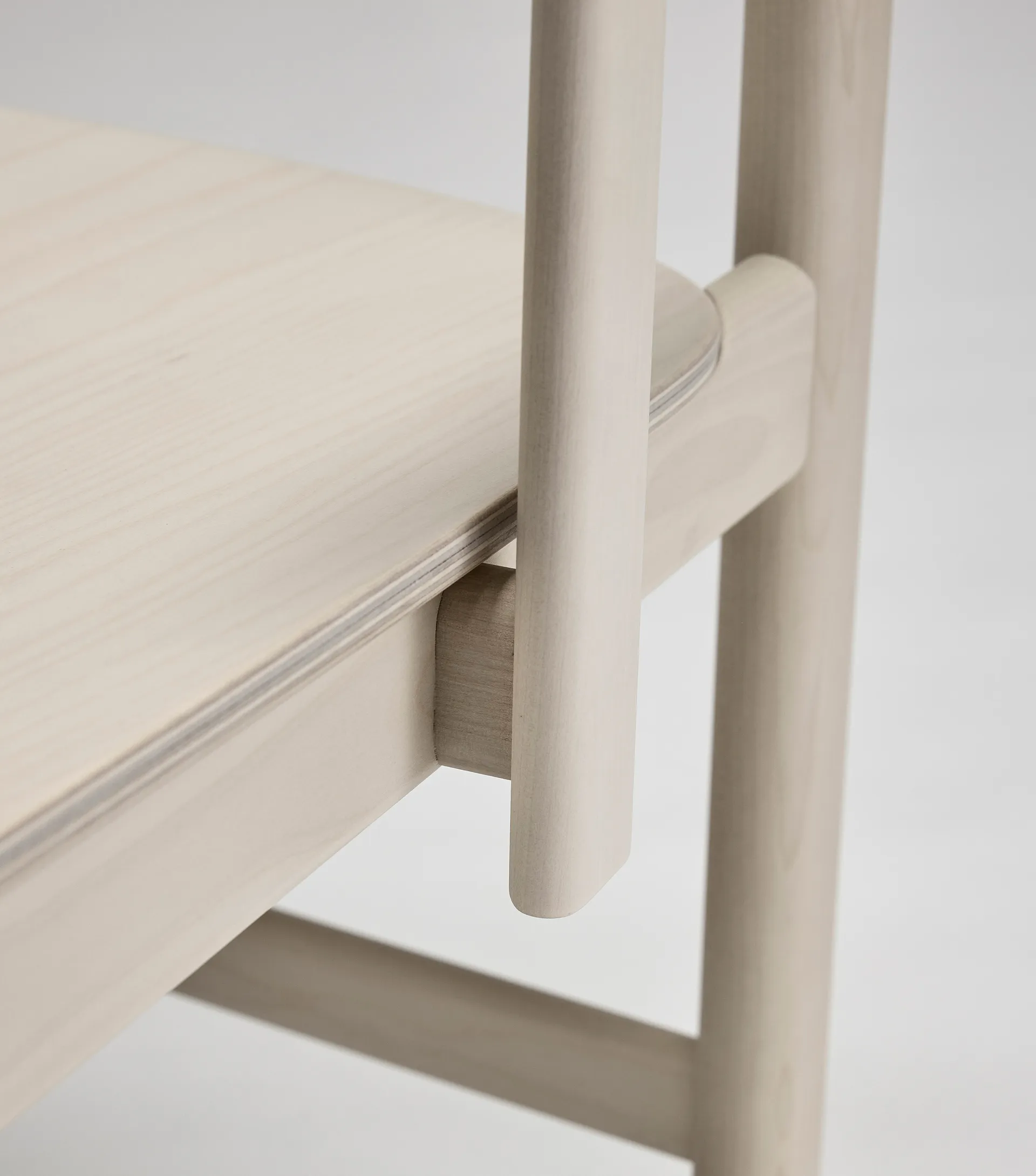 Pal käsinojallinen tuoli, Koivu vaalea mattalakka Stolab