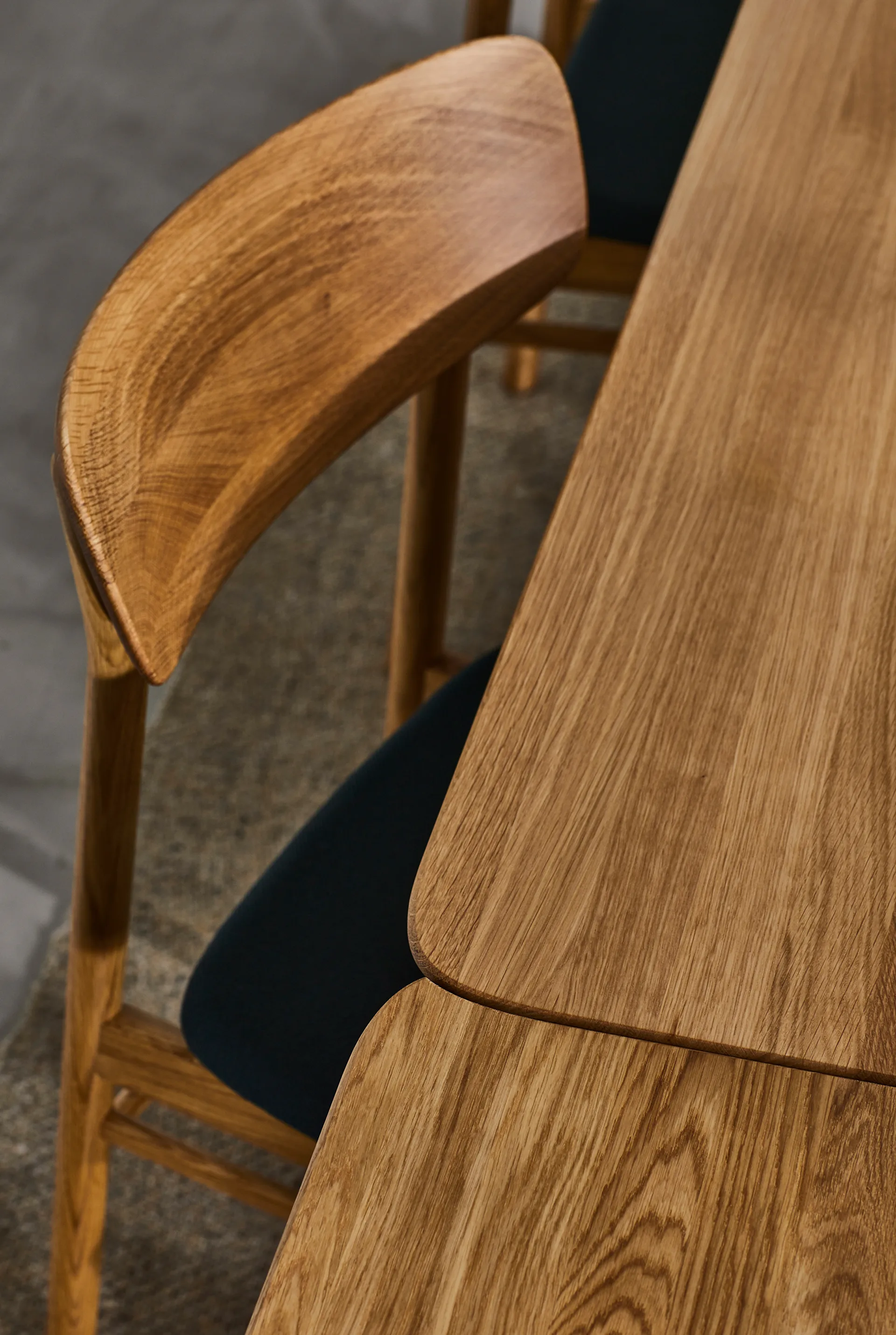 Prima Vista -tuoli öljytty tammi, Nahka elmotique 99001 musta Stolab