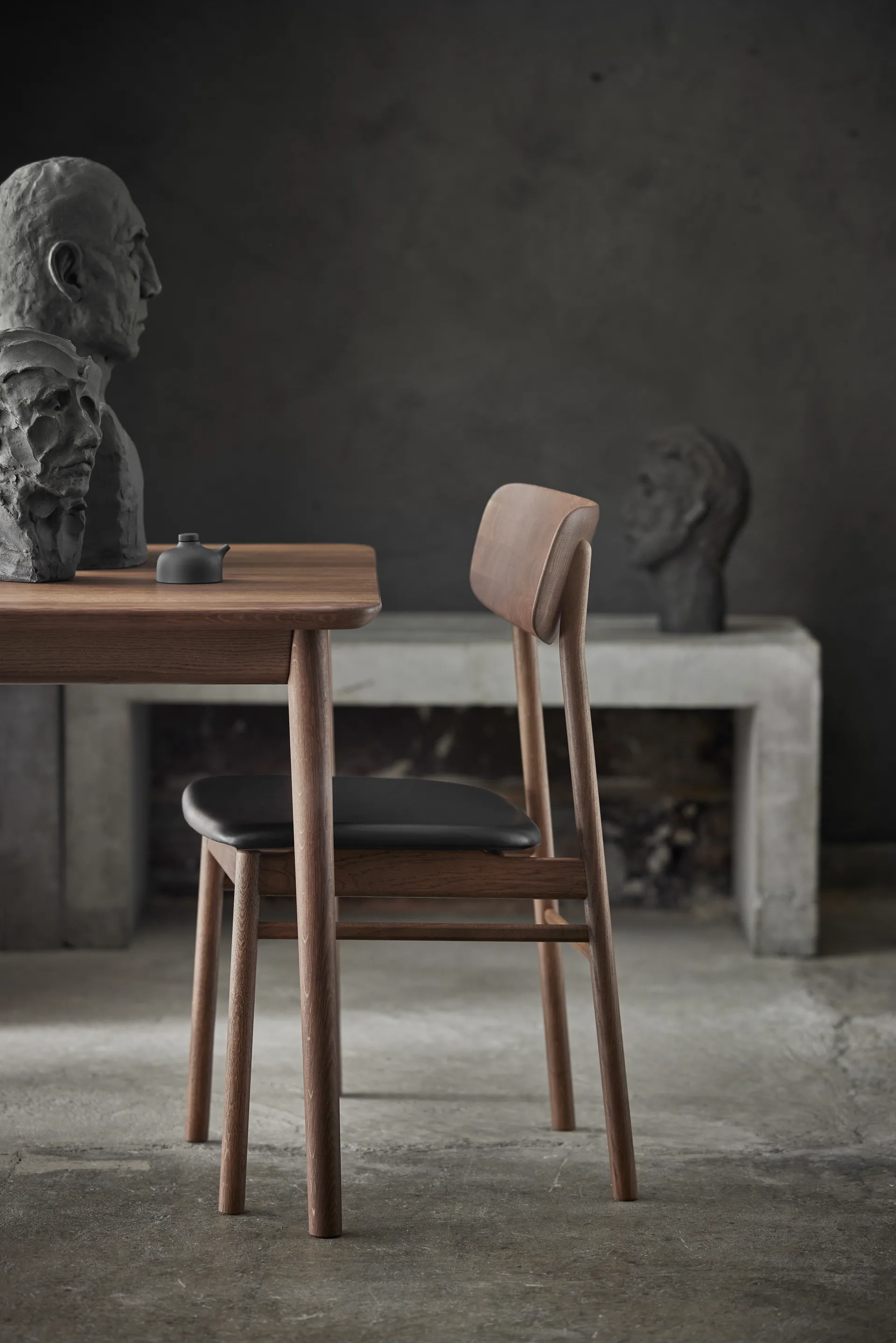 Prima Vista -tuoli tammea, Smoked oak-black leather Stolab