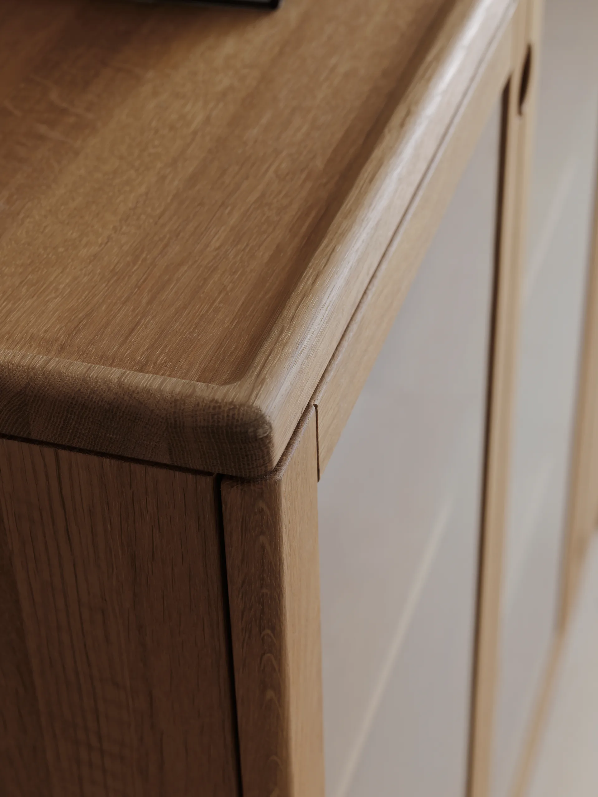 Prio vitriinikaappi, Tammi luonnollinen öljy valaistuksella Stolab