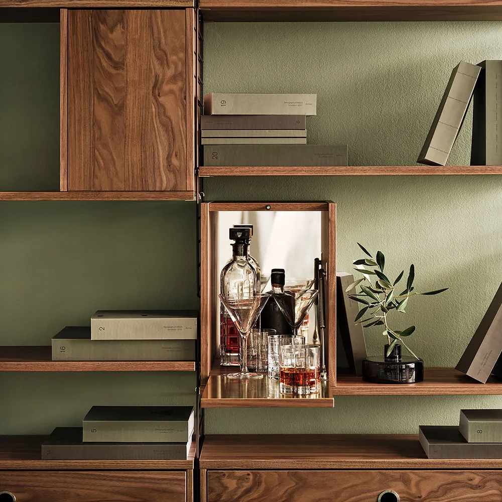 String kaappi, saksanpähkinä, oven sisäpuoli ruostumaton teräslevy, takapuoli peiliä String