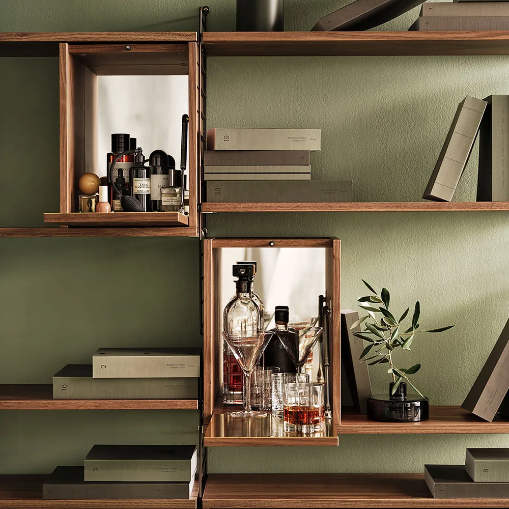 String kaappi, saksanpähkinä, oven sisäpuoli ruostumaton teräslevy, takapuoli peiliä String