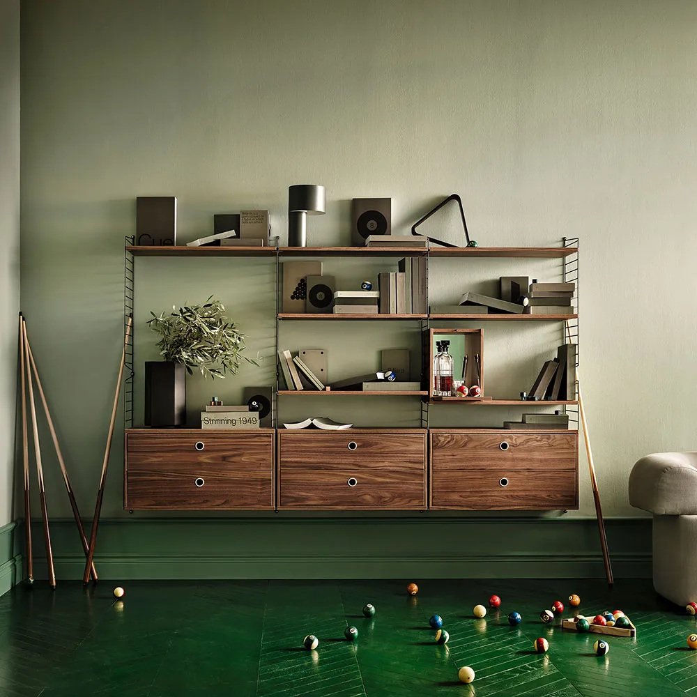 String kaappi, saksanpähkinä, oven sisäpuoli ruostumaton teräslevy, takapuoli peiliä String