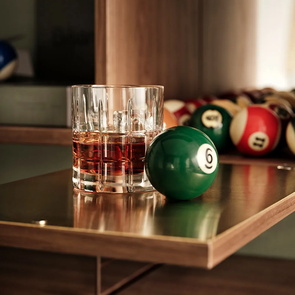 String kaappi, saksanpähkinä, oven sisäpuoli ruostumaton teräslevy, takapuoli peiliä String