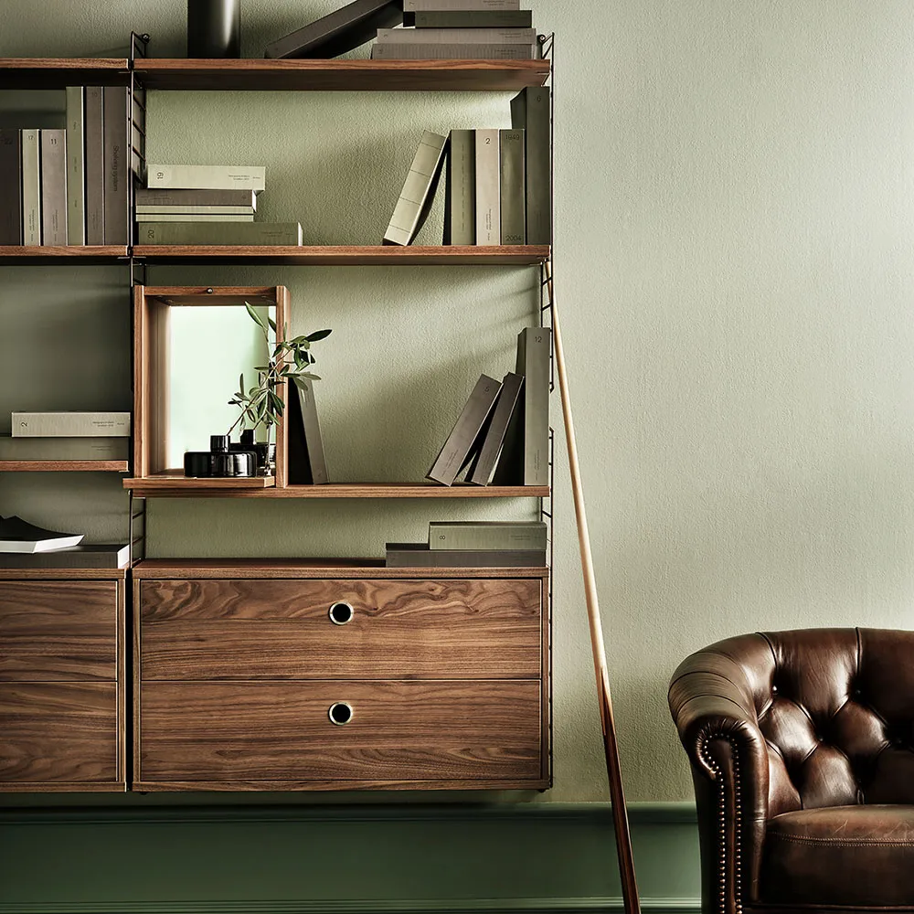 String kaappi, saksanpähkinä, oven sisäpuoli ruostumaton teräslevy, takapuoli peiliä String