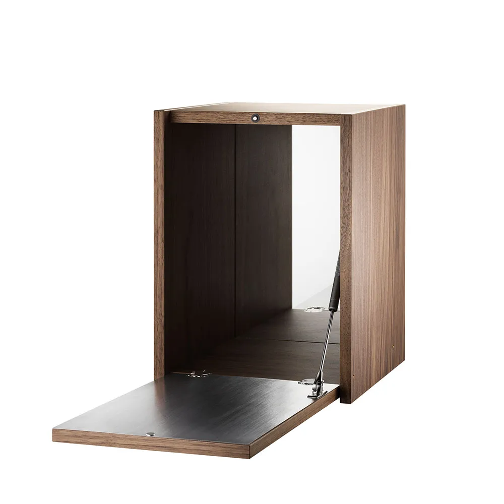 String kaappi, saksanpähkinä, oven sisäpuoli ruostumaton teräslevy, takapuoli peiliä String