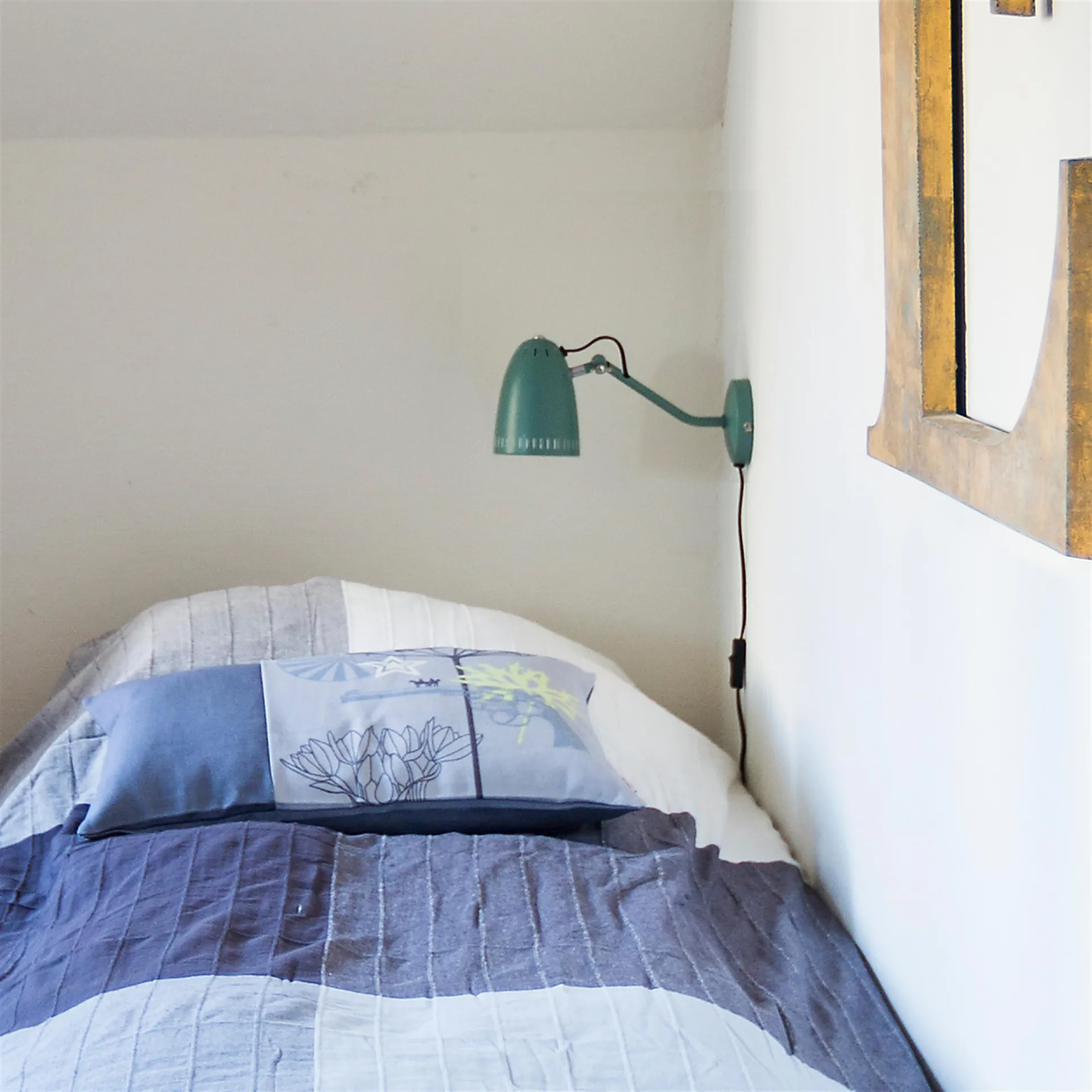 Dynamo seinävalaisin, matt duck green (vihreä) Superliving