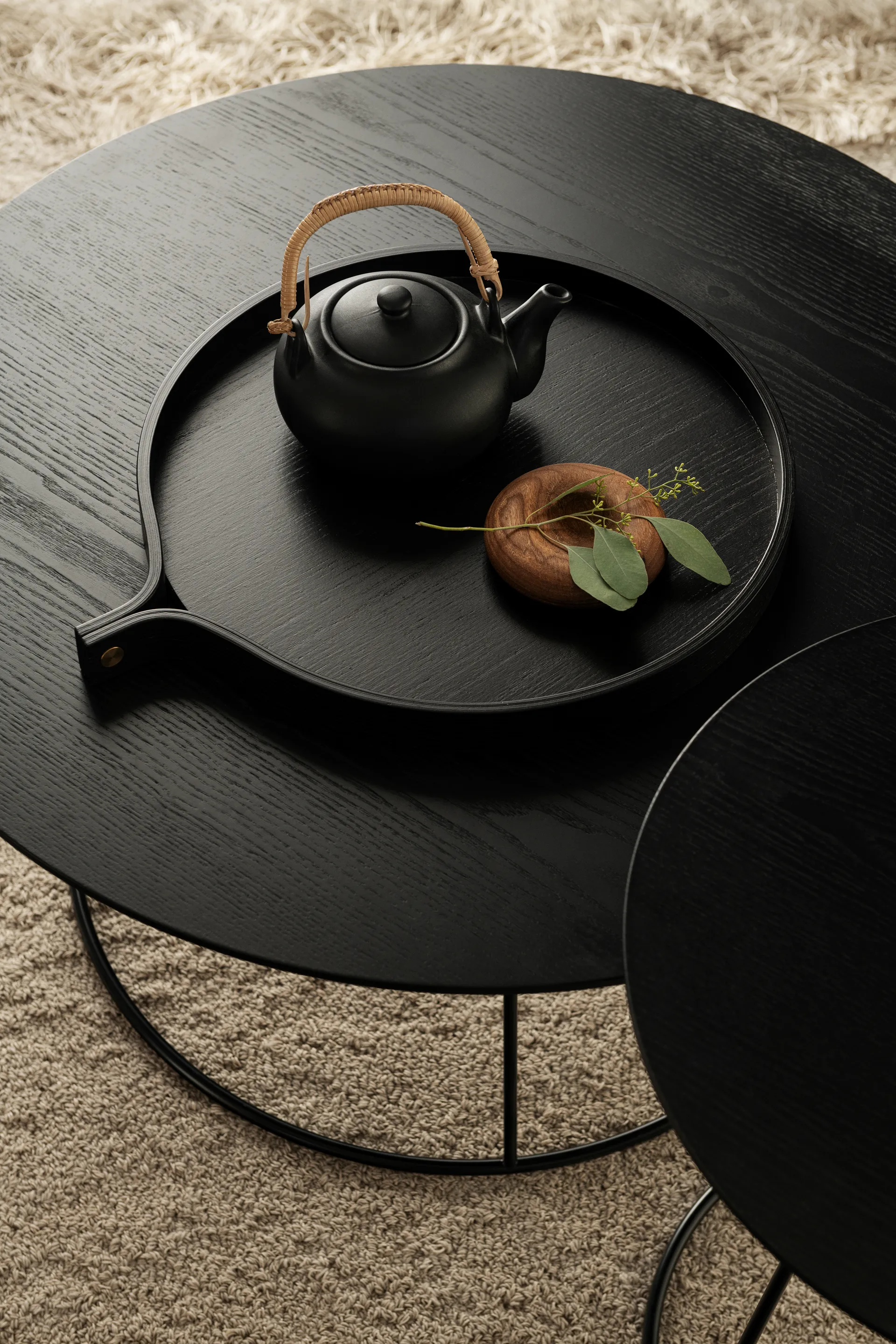 Comma tarjotin Ø 40 cm, Saarni mustaksi petsattu  Swedese