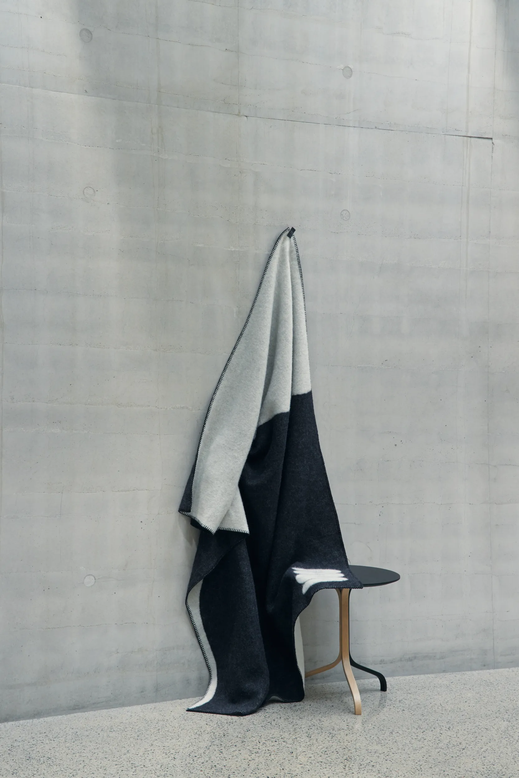 Duality huopa 130x180 cm, Musta-vaaleanharmaa Swedese