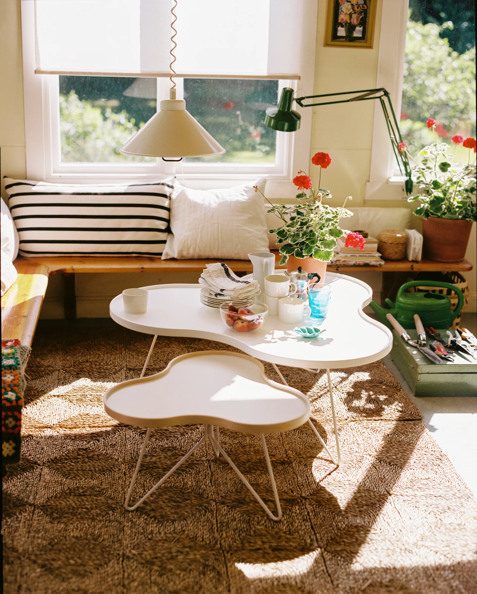 Flower mono pöytä 107 x 114 cm, H45 cm Saarni valkoiseksi kuultomaalattu Swedese