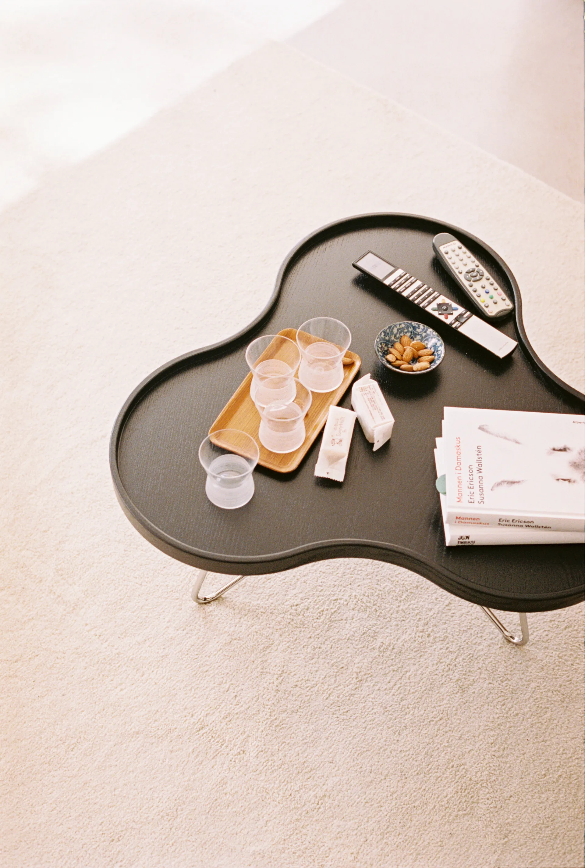 Flower mono pöytä 84 x 90 cm, H45 cm Saarni mustaksi kuultomaalattu Swedese