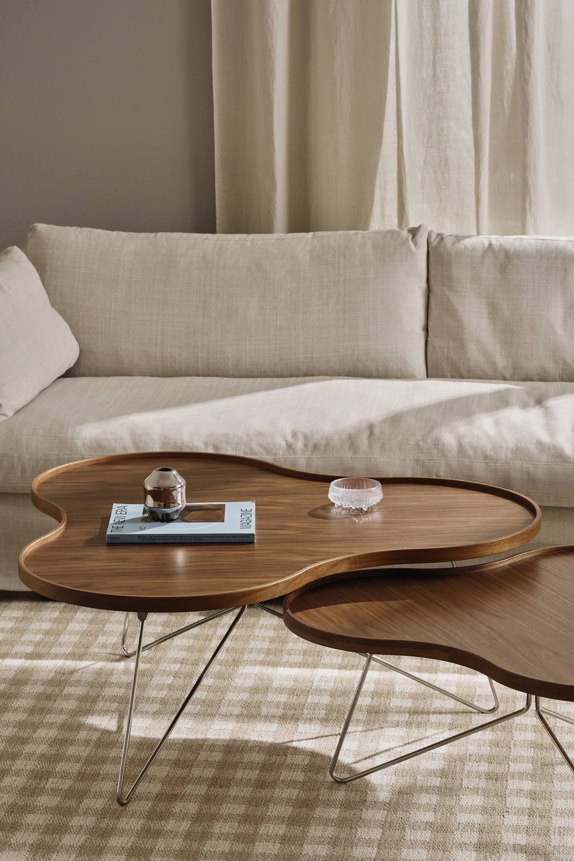 Flower mono pöytä Special Edition 107x114 cm, H45 cm-lakattu pähkinä-kromattu teräs Swedese