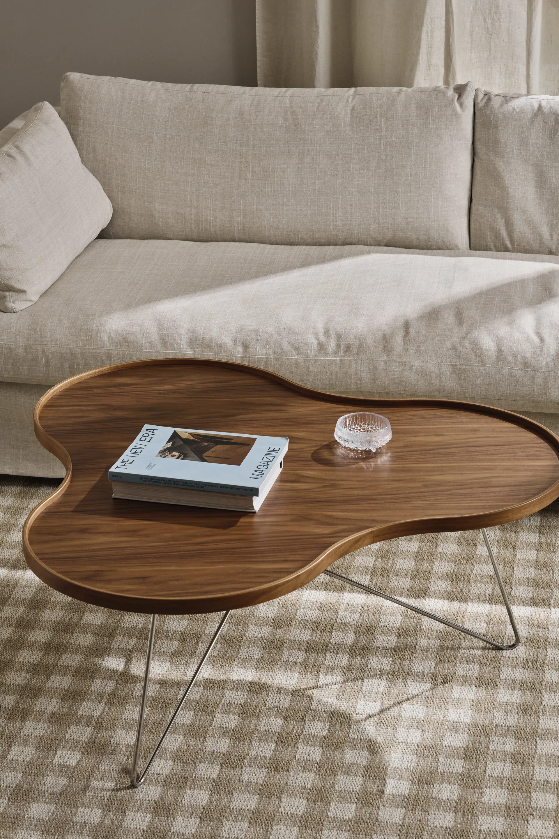 Flower mono pöytä Special Edition 107x114 cm, H45 cm-lakattu pähkinä-kromattu teräs Swedese