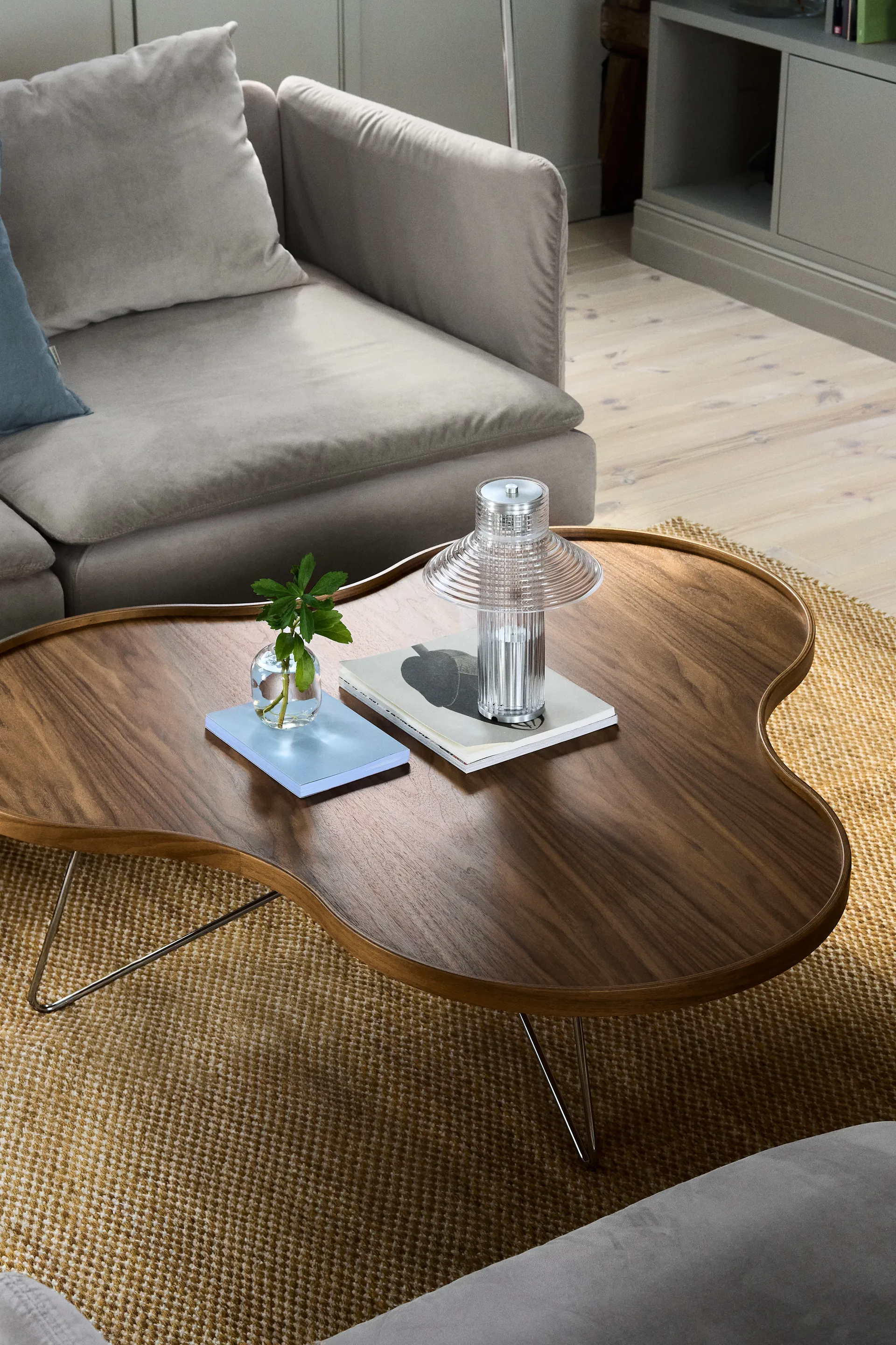 Flower mono pöytä Special Edition 107x114 cm, H45 cm-lakattu pähkinä-kromattu teräs Swedese