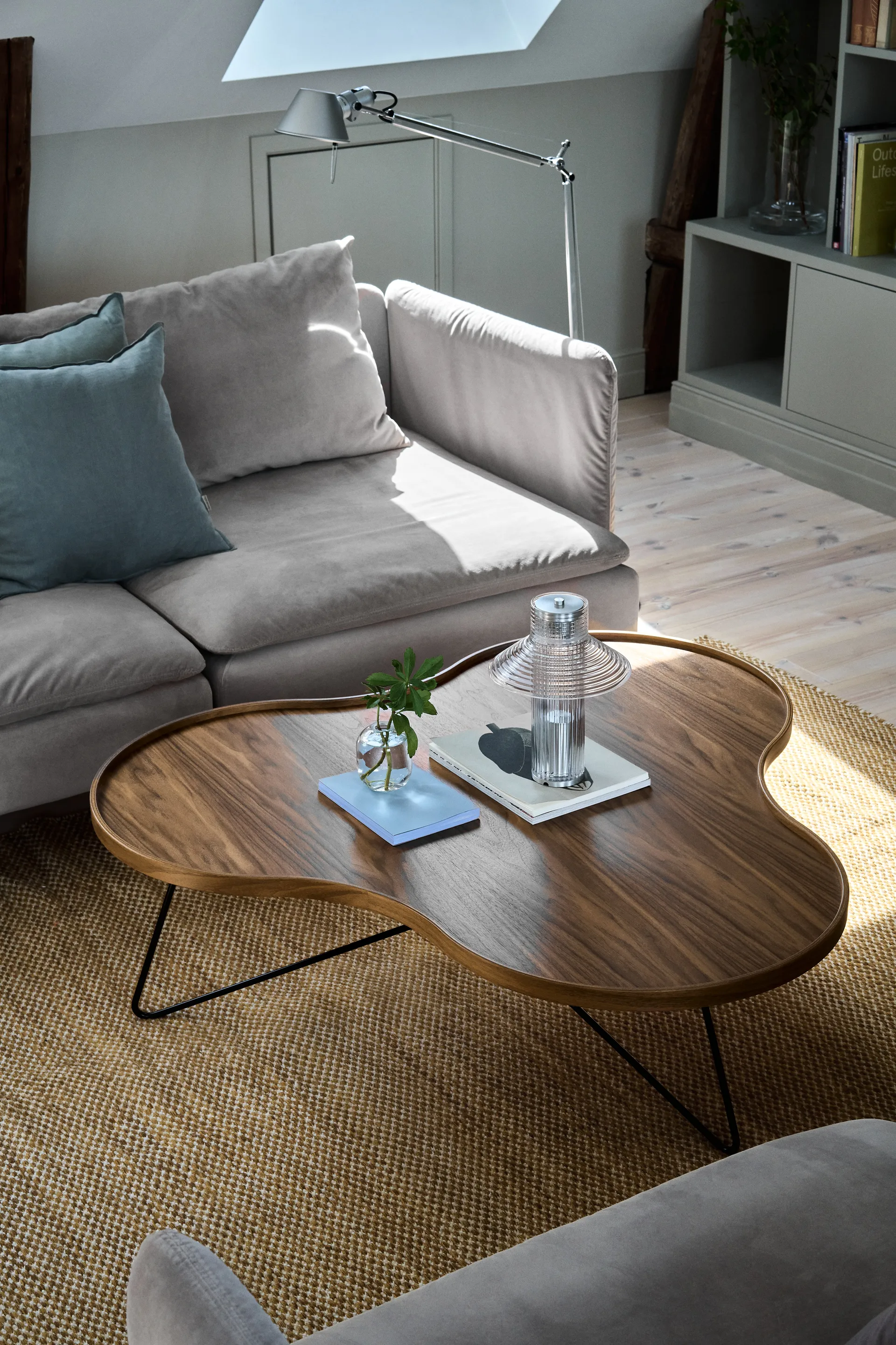 Flower mono pöytä Special Edition 107x114 cm, H45 cm-lakattu pähkinä-sävytetty mustaksi maalattu teräs Swedese