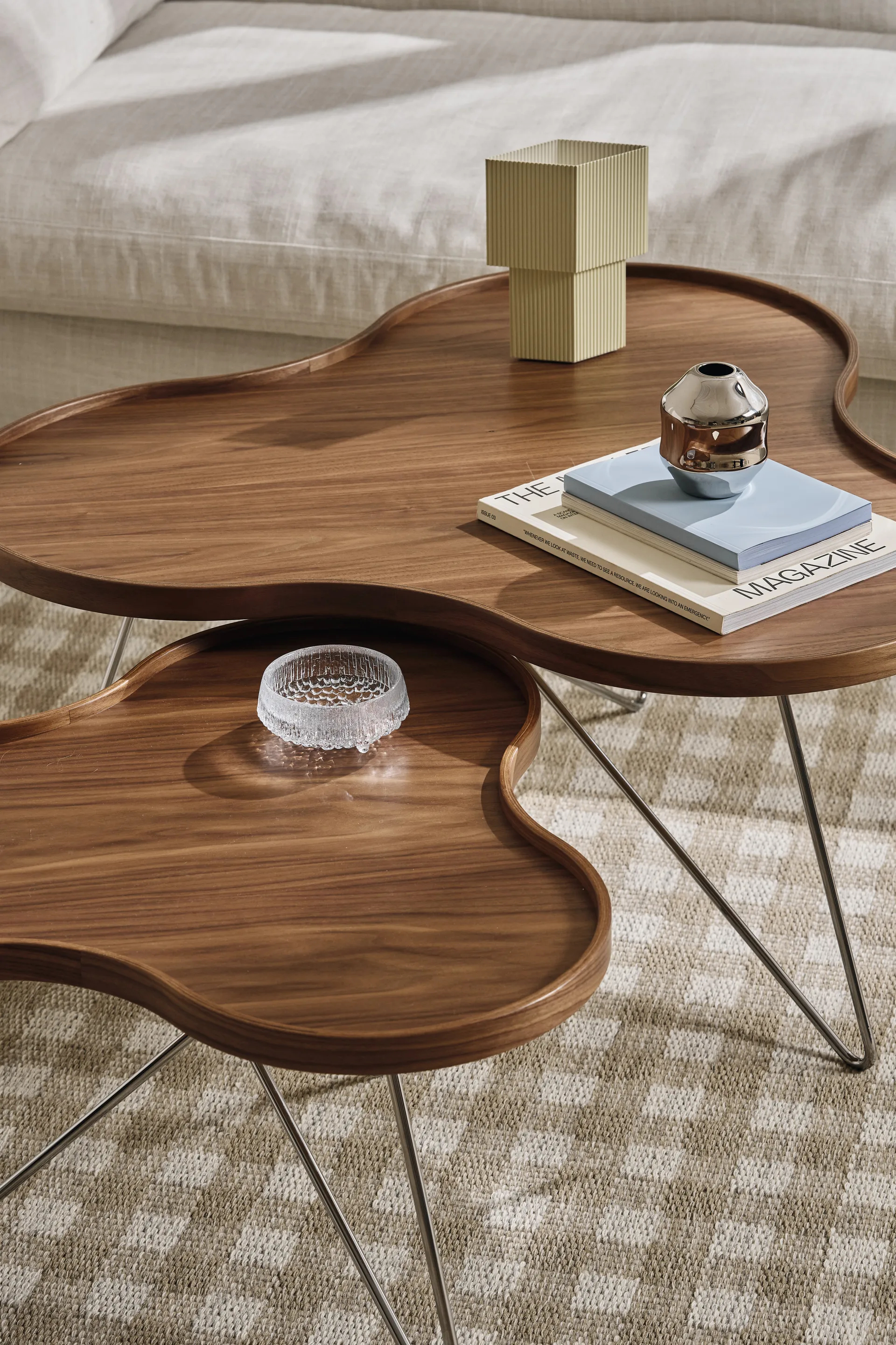 Flower mono pöytä Special Edition 62x66 cm, H39 cm-lakattu pähkinä-kromattu teräs Swedese