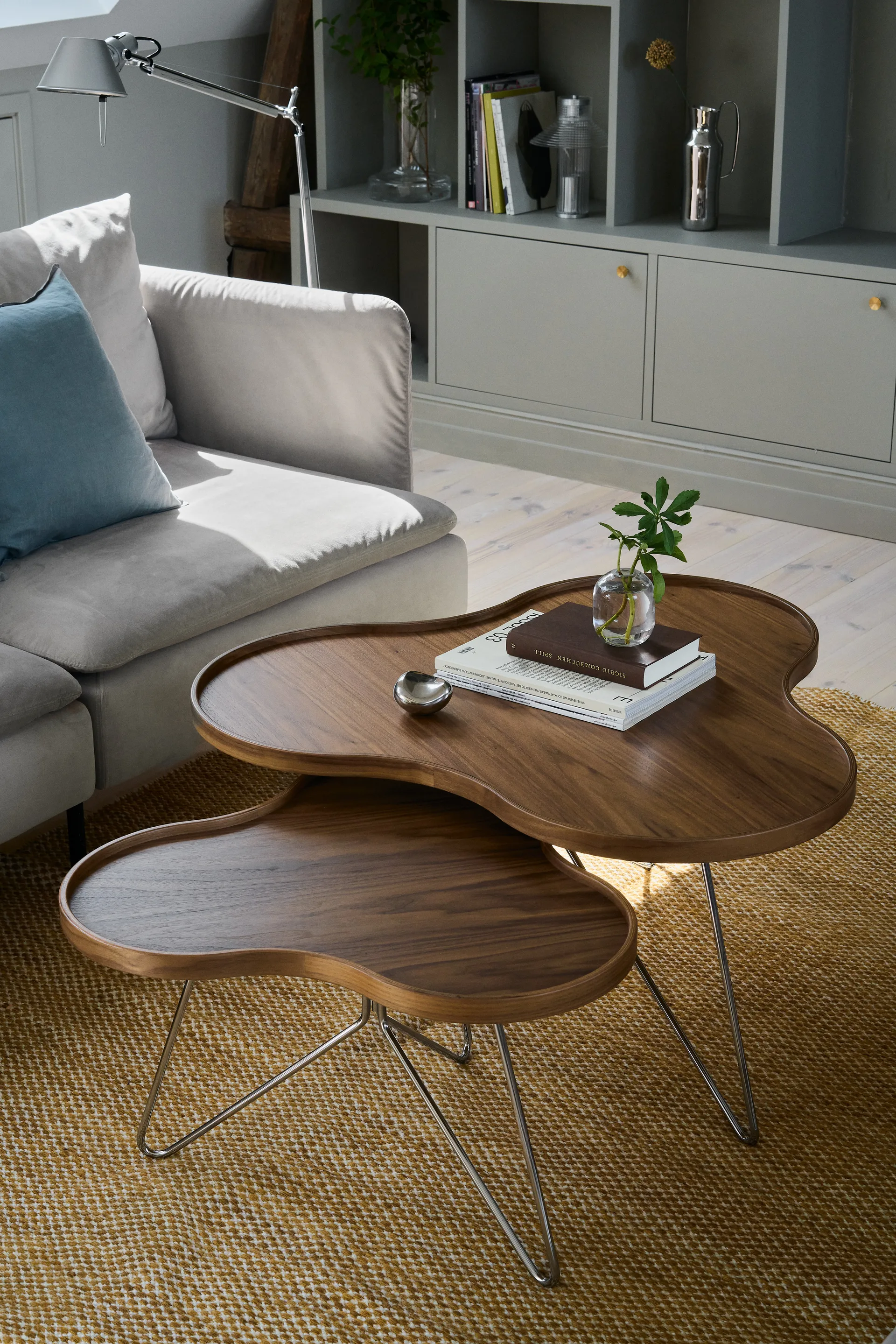 Flower mono pöytä Special Edition 62x66 cm, H39 cm-lakattu pähkinä-kromattu teräs Swedese