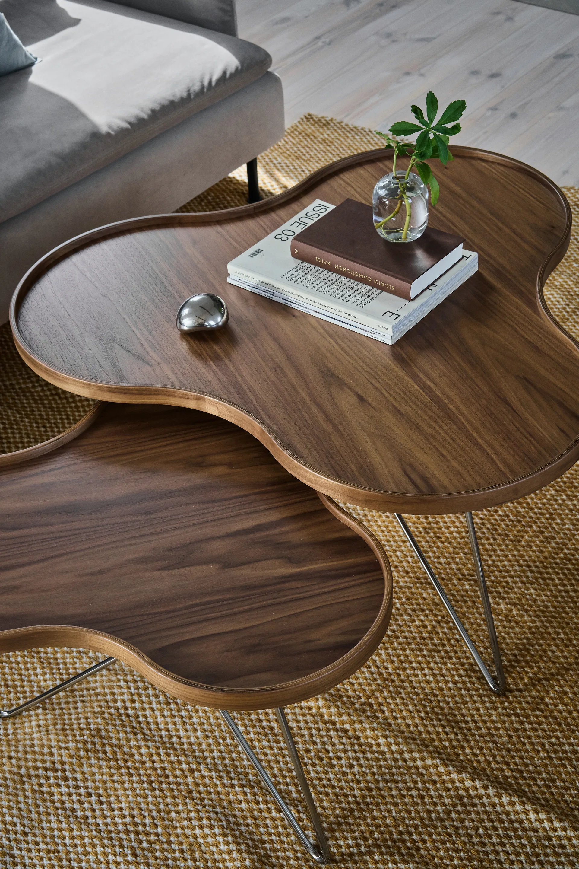 Flower mono pöytä Special Edition 62x66 cm, H39 cm-lakattu pähkinä-kromattu teräs Swedese