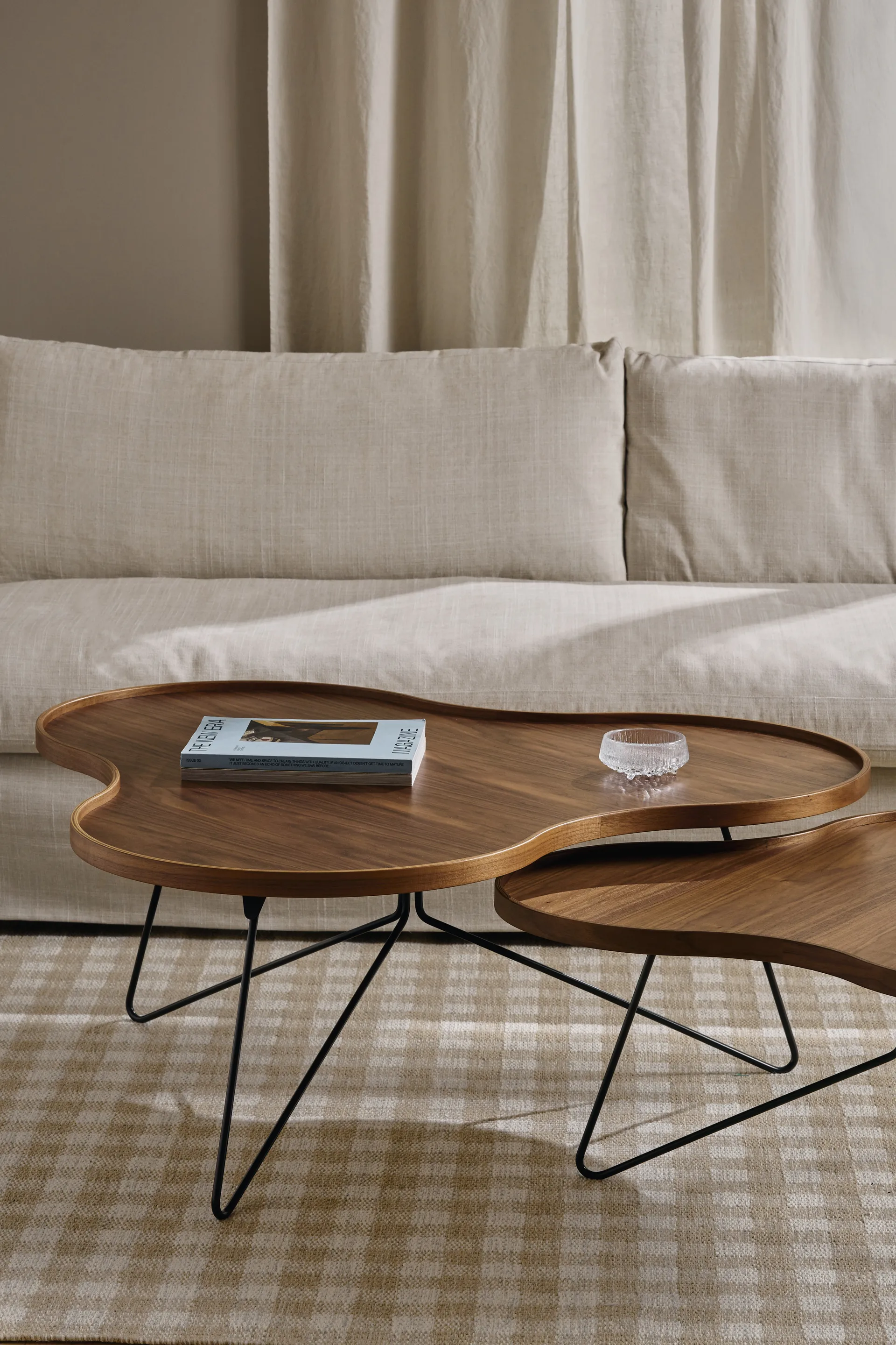 Flower mono pöytä Special Edition 62x66 cm, H39 cm-lakattu pähkinä-sävytetty mustaksi lakattu teräs Swedese