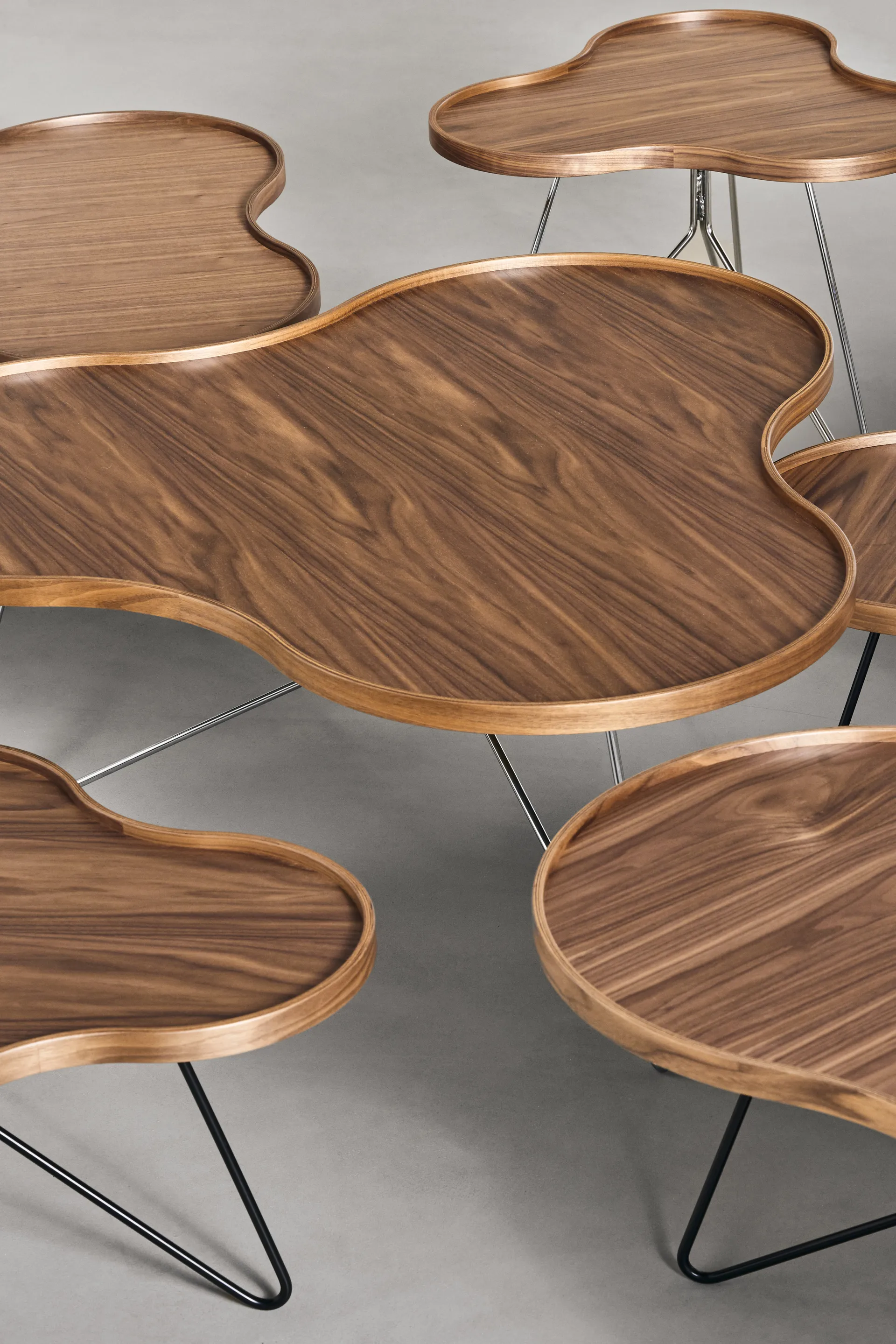 Flower mono pöytä Special Edition 62x66 cm, H45 cm-lakattu pähkinä-kromattu teräs Swedese