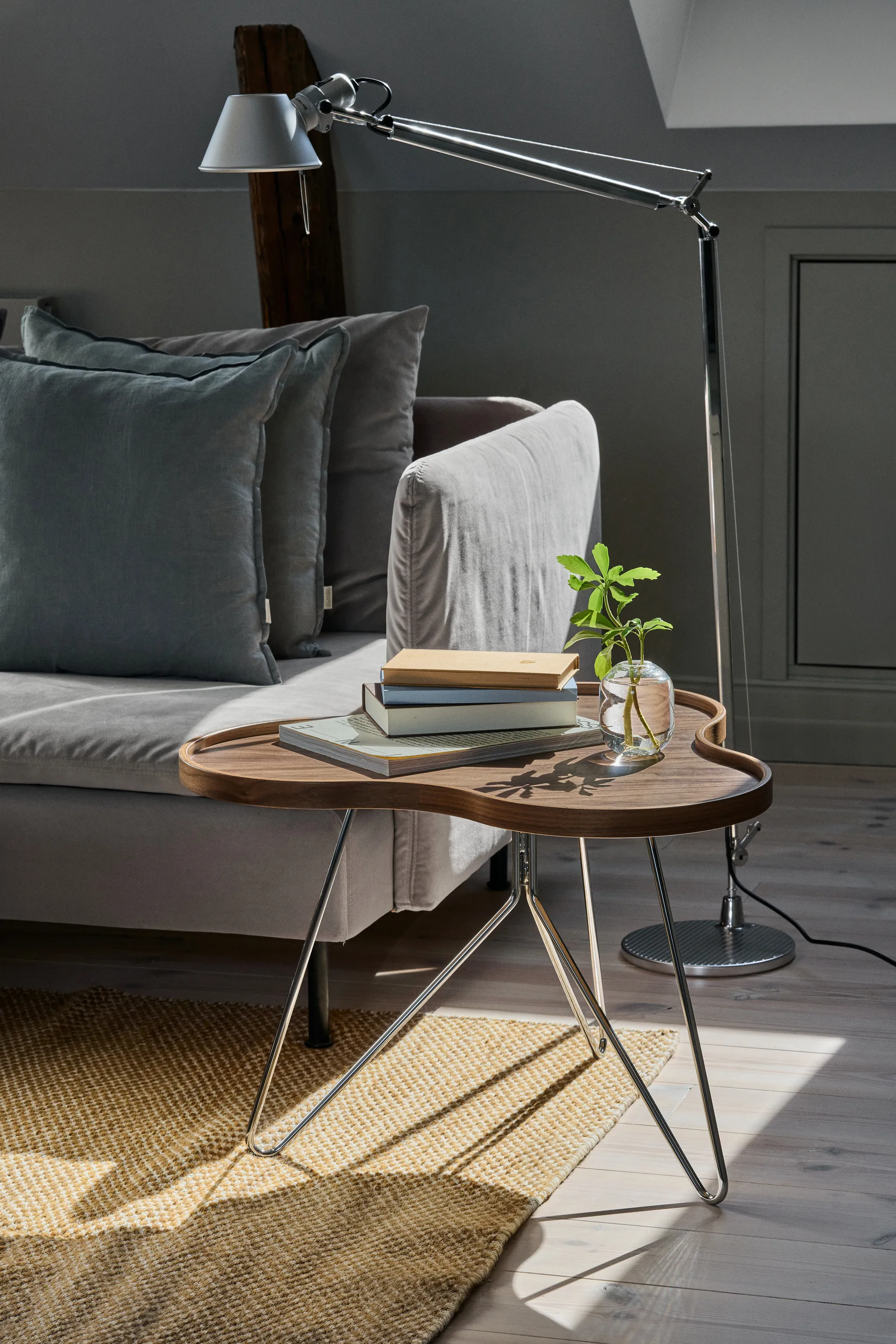 Flower mono pöytä Special Edition 62x66 cm, H45 cm-lakattu pähkinä-kromattu teräs Swedese