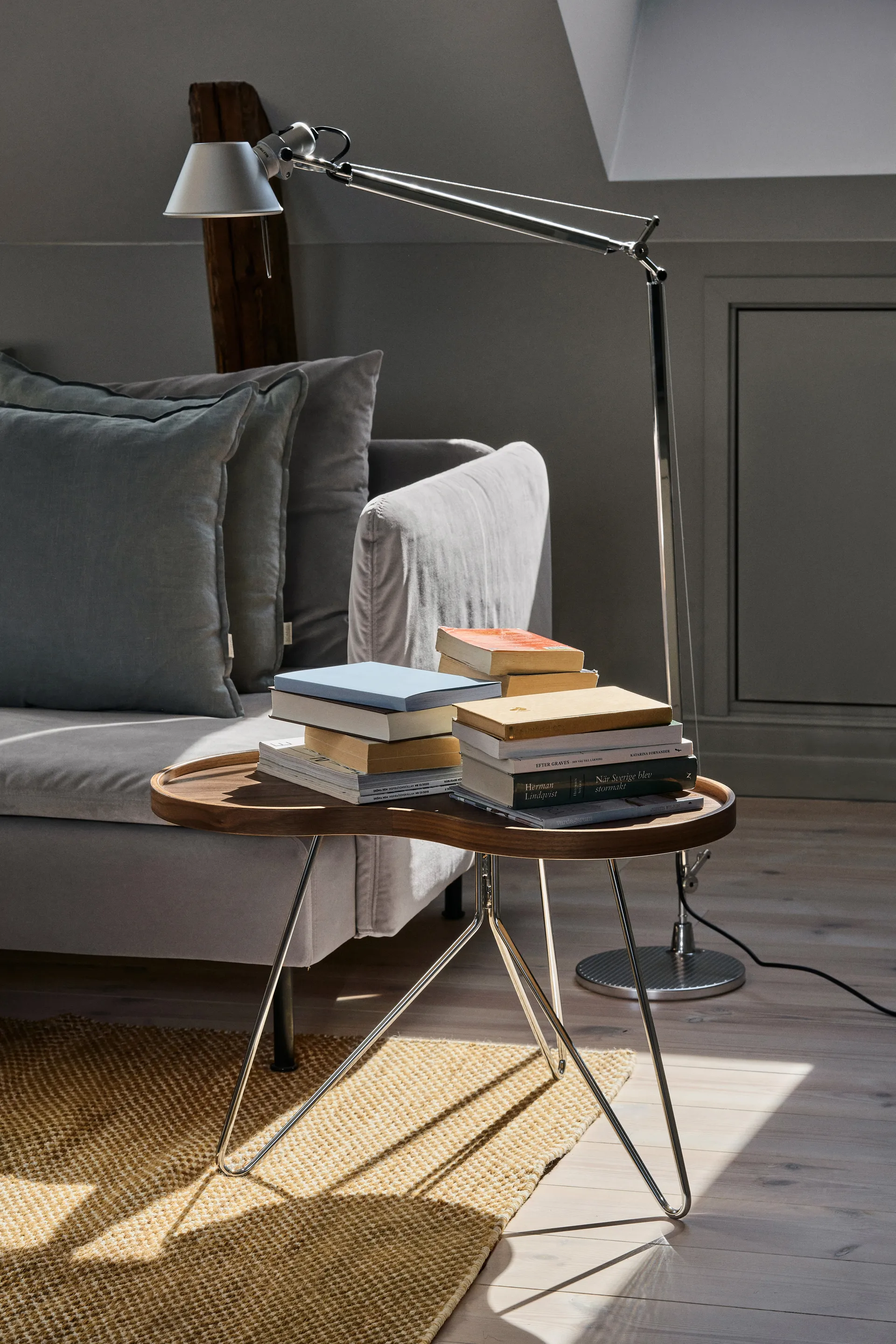 Flower mono pöytä Special Edition 62x66 cm, H45 cm-lakattu pähkinä-kromattu teräs Swedese