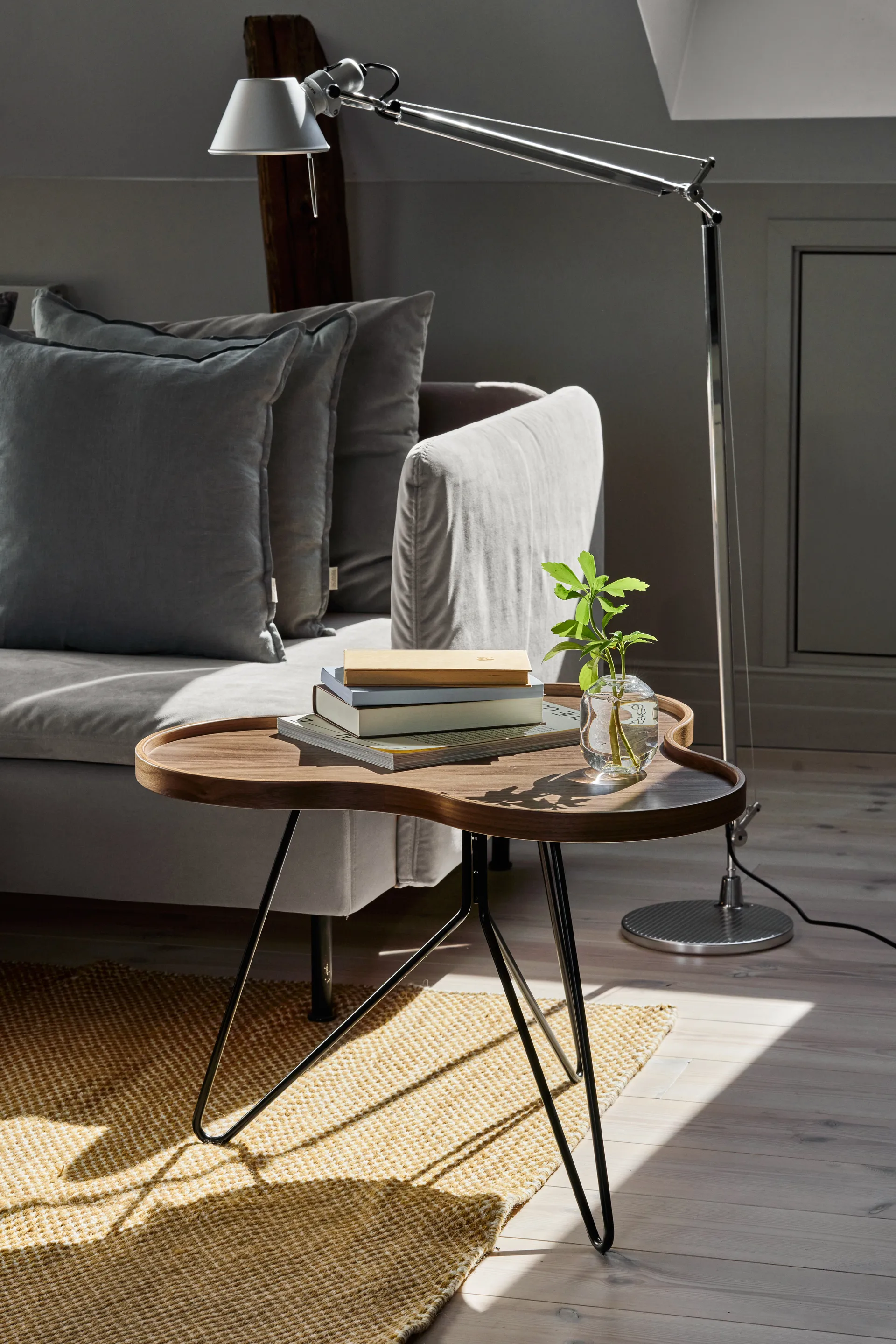 Flower mono pöytä Special Edition 62x66 cm, H45 cm-lakattu pähkinä-sävytetty mustaksi maalattu teräs Swedese