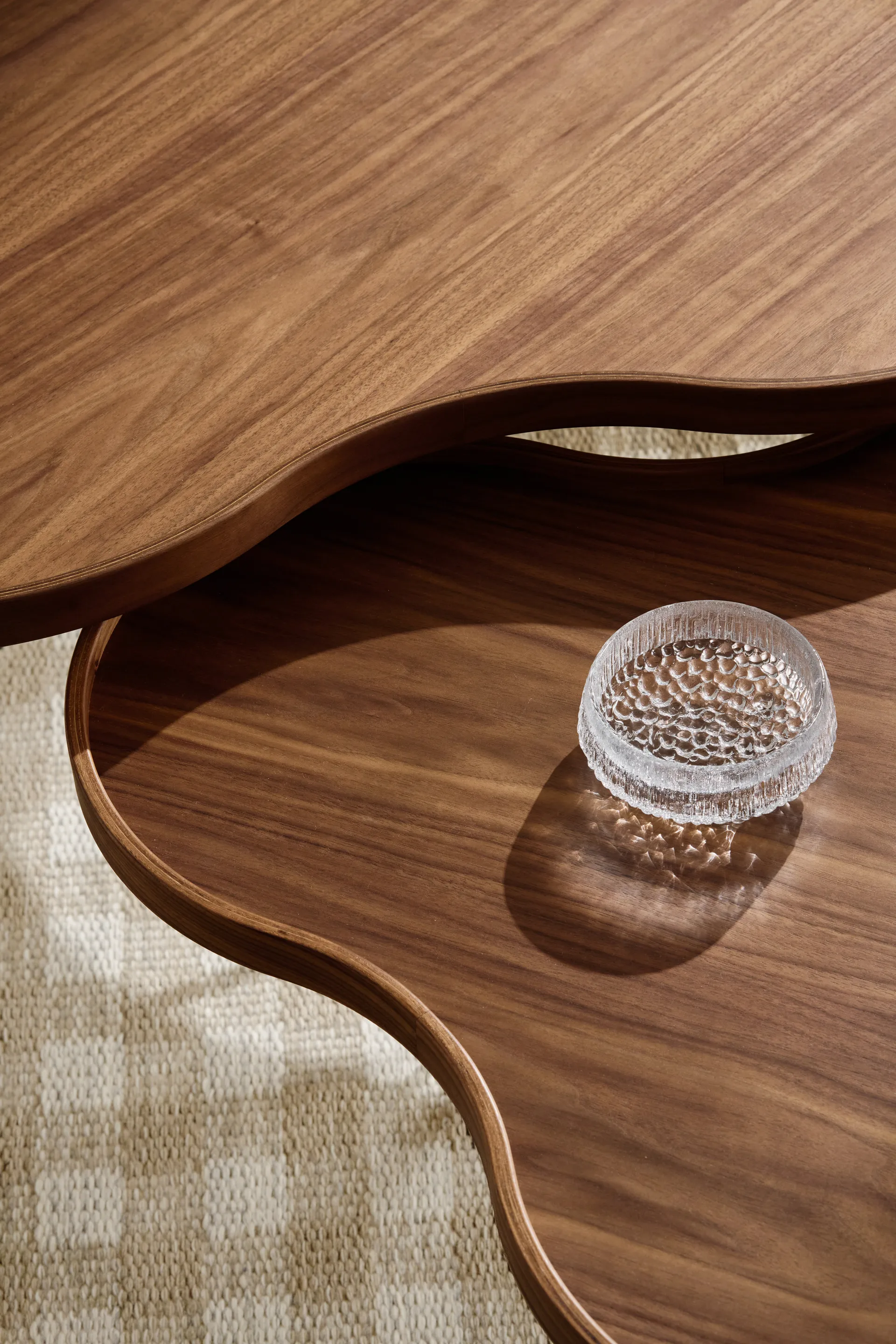 Flower mono pöytä Special Edition 84x90 cm, H39 cm-lakattu pähkinä-sävytetty mustaksi lakattu teräs Swedese