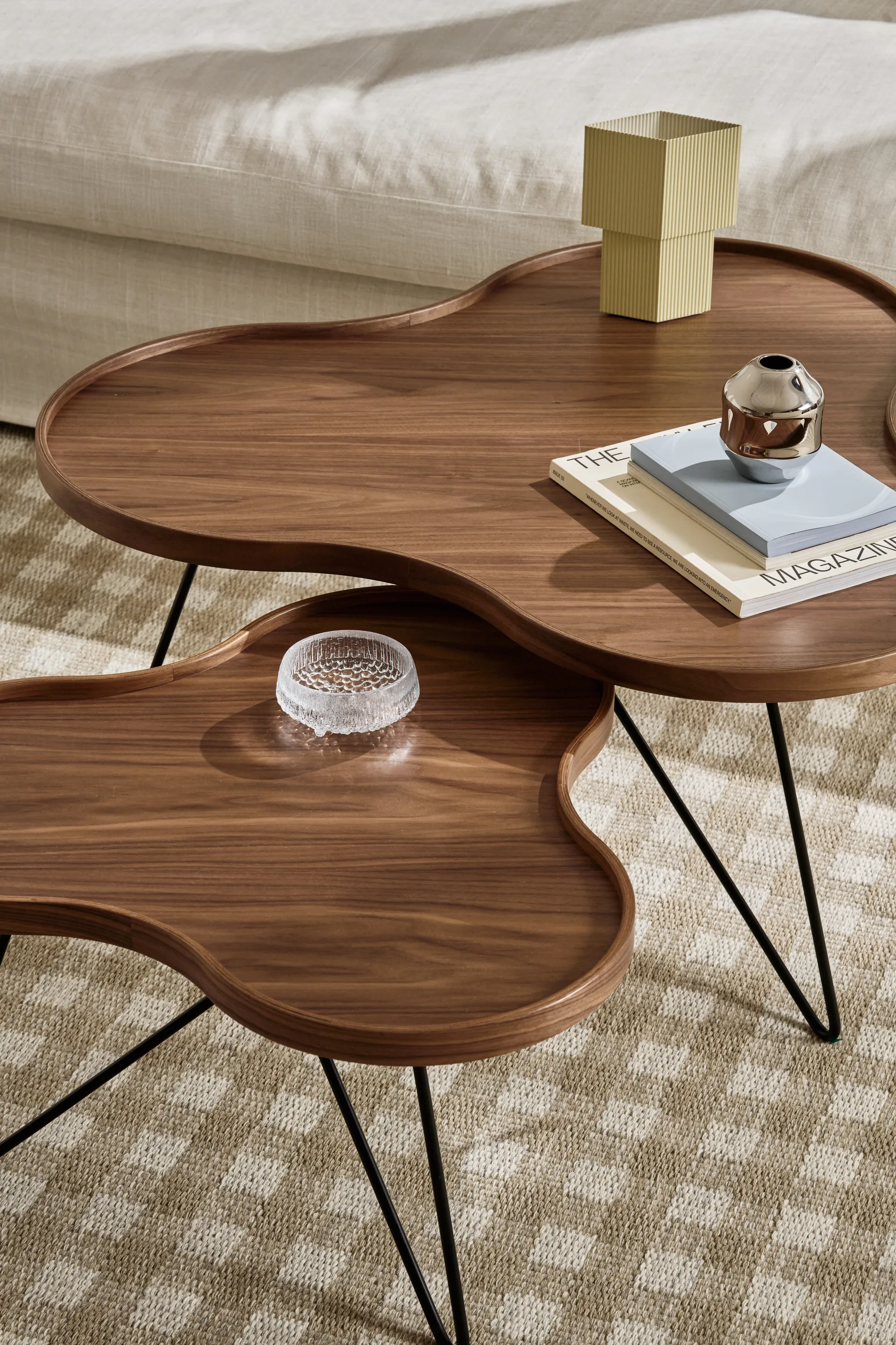 Flower mono pöytä Special Edition 84x90 cm, H45 cm-lakattu pähkinä-sävytetty mustaksi maalattu teräs Swedese