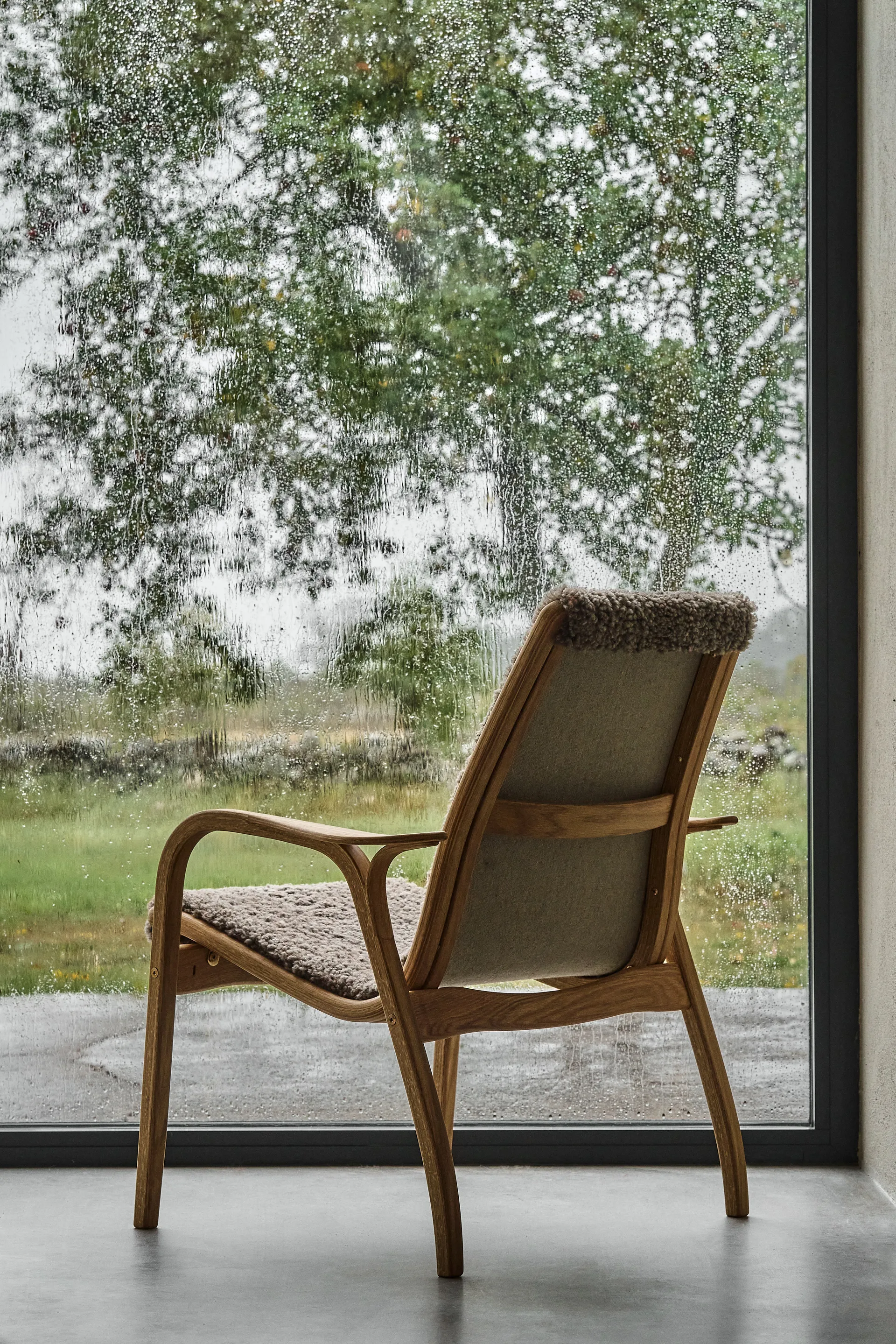 Laminett nojatuoli öljytty tammi/lampaannahka, Sahara (nougatruskea) Swedese