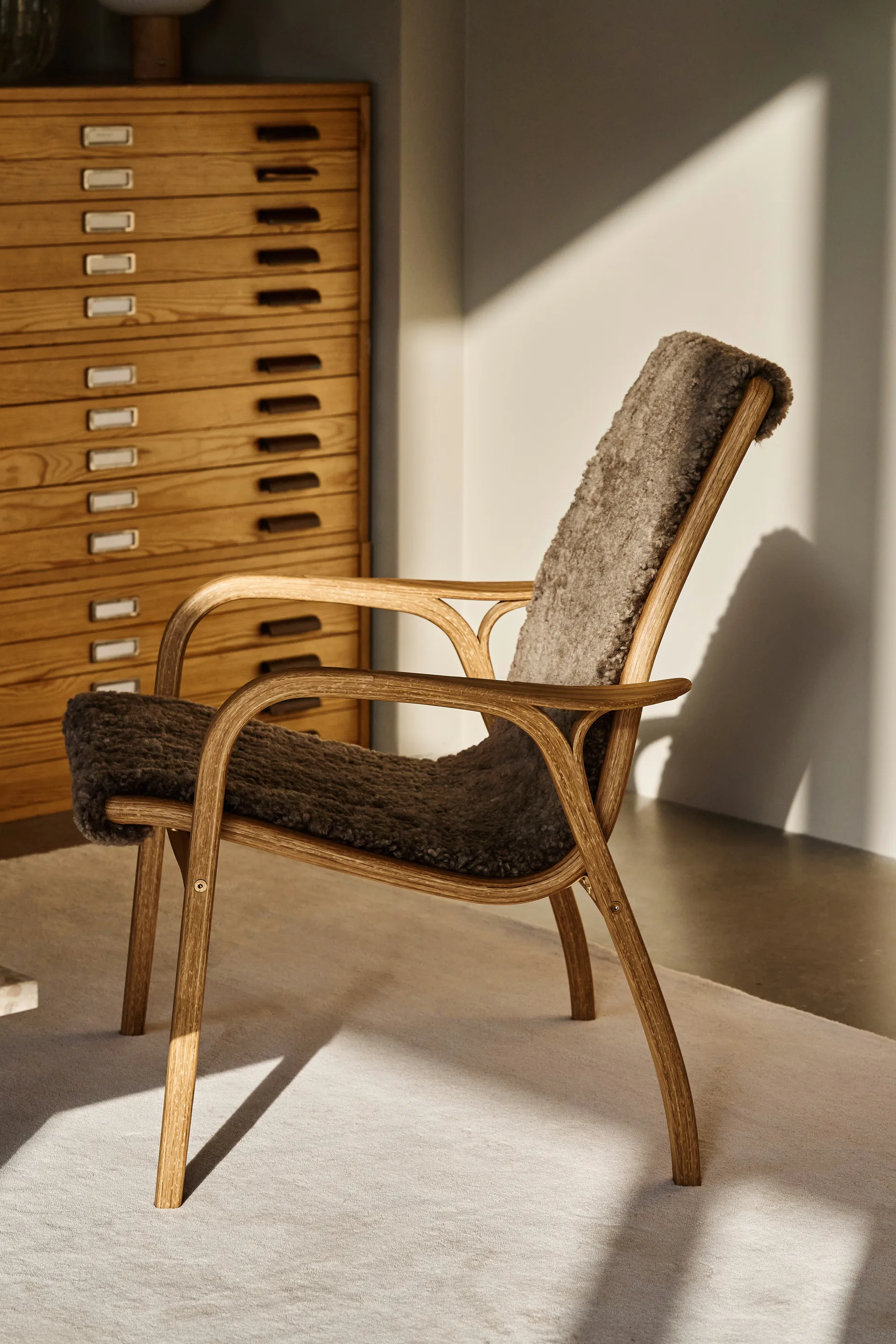 Laminett nojatuoli öljytty tammi/lampaannahka, Sahara (nougatruskea) Swedese