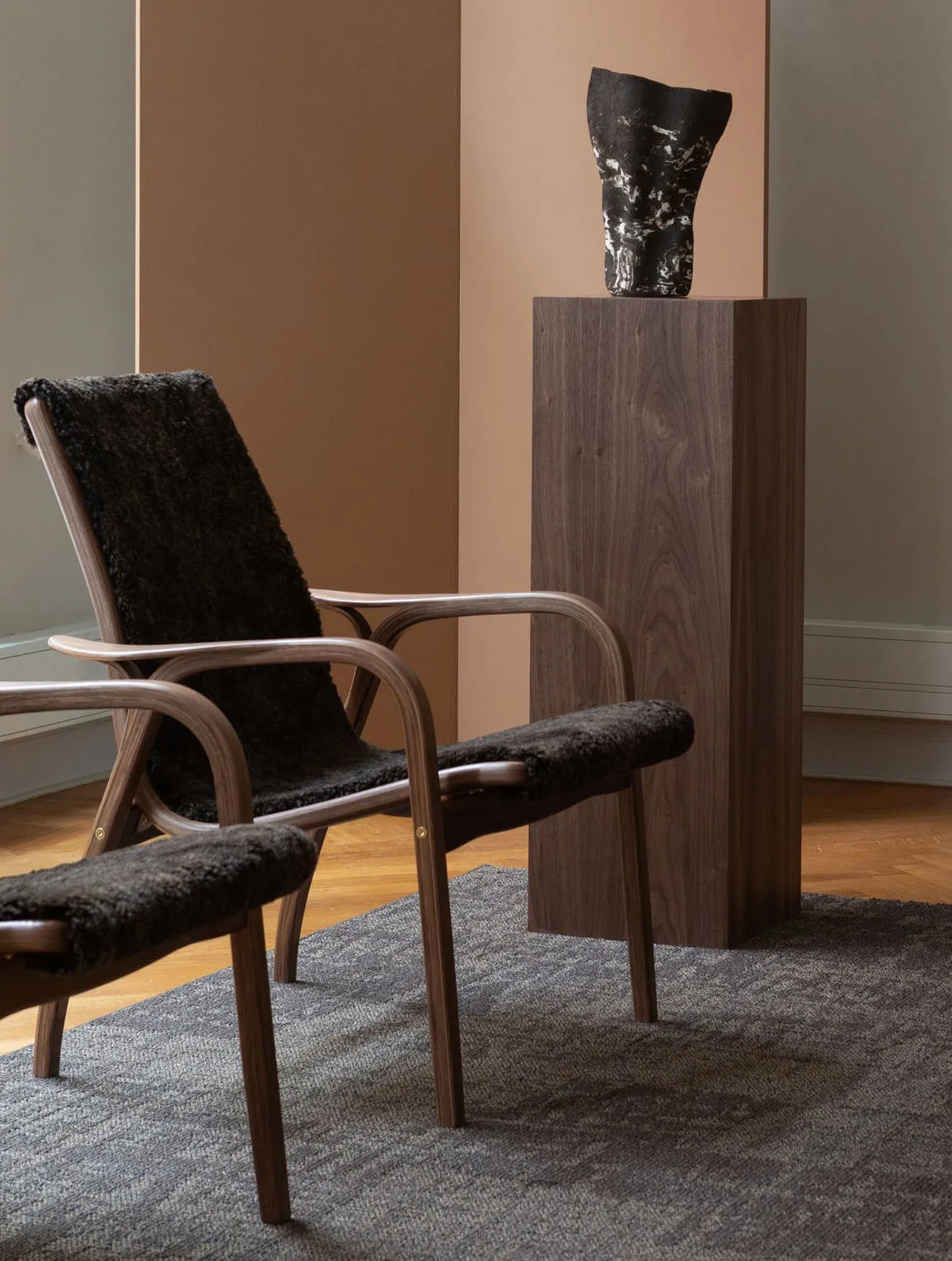 Laminett nojatuoli valkopigmentoitu tammi/lampaannahka, Scandinavian Grey (harmaa) Swedese