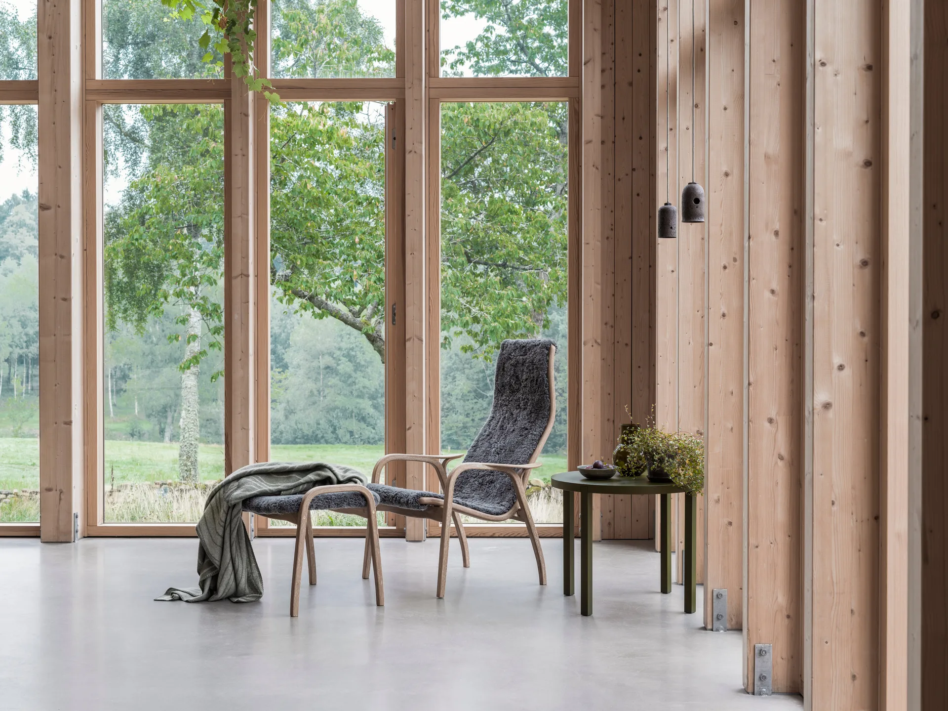 Lamino nojatuoli ja jalkarahi öljytty tammi/lampaannahka, Moonlight (beige) Swedese