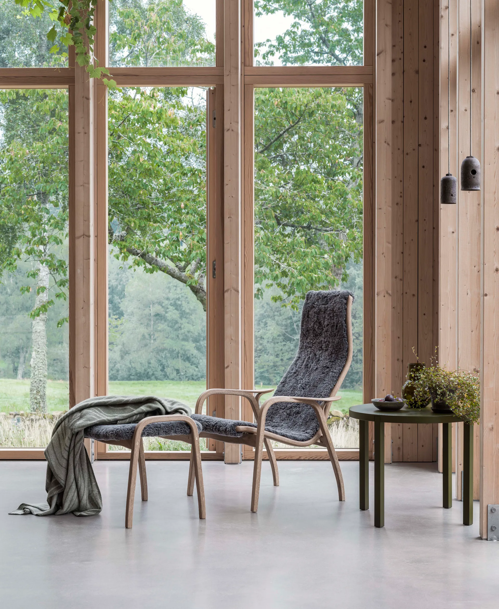 Lamino nojatuoli ja jalkarahi öljytty tammi/lampaannahka, Scandinavian Grey (harmaa) Swedese