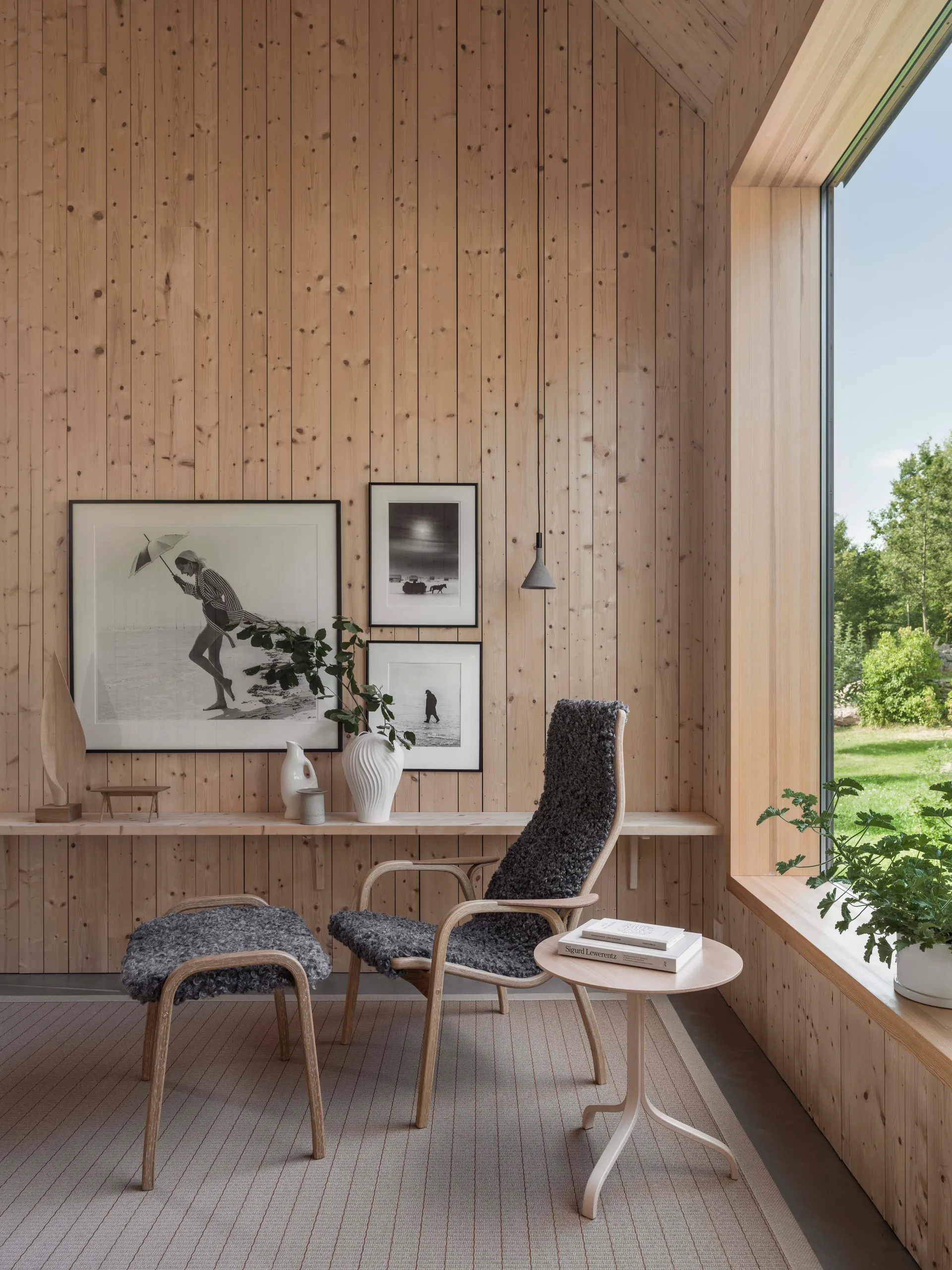 Lamino nojatuoli ja jalkarahi öljytty tammi/lampaannahka, Scandinavian Grey (harmaa) Swedese