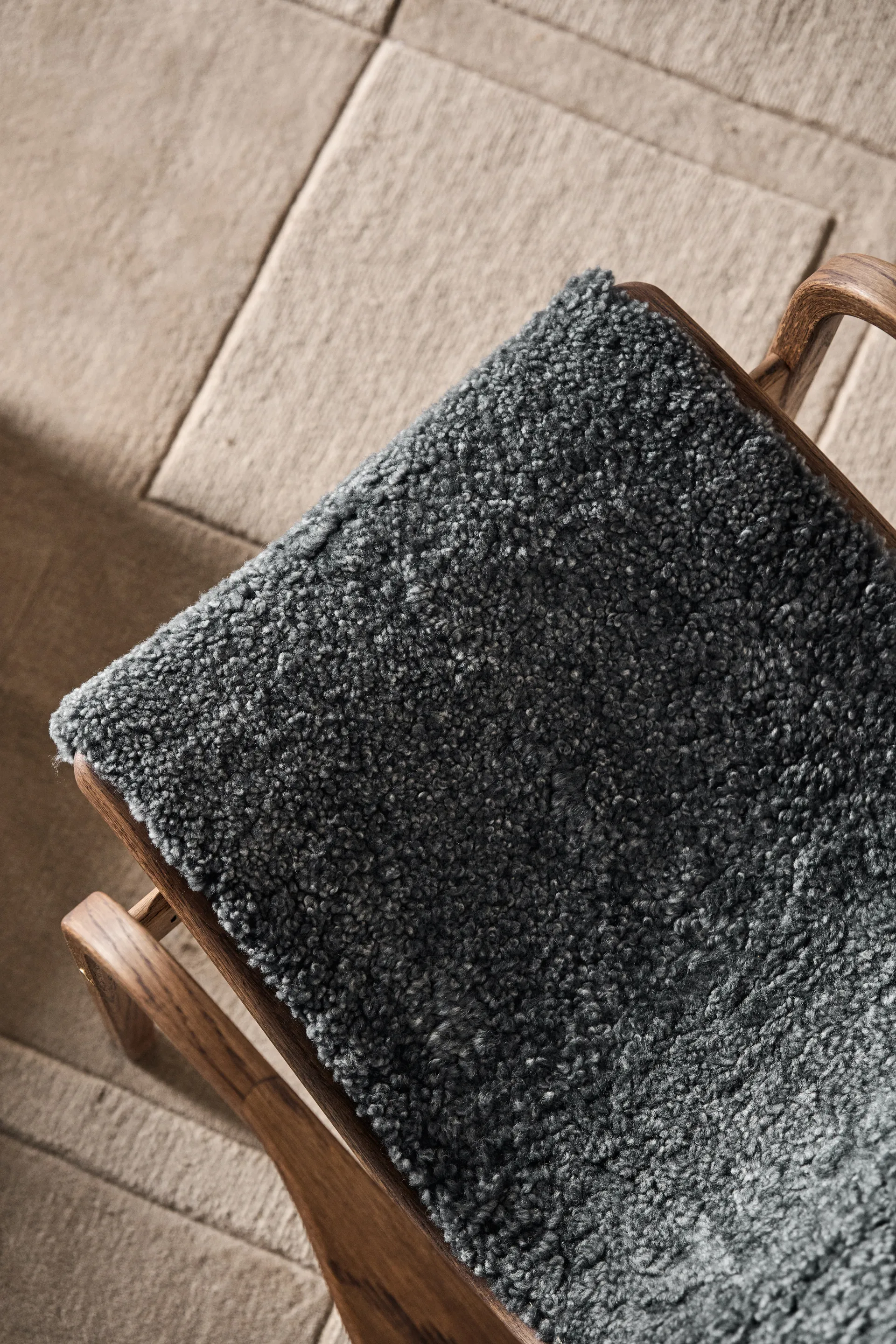 Lamino nojatuoli ja jalkarahi tammi/lampaannahka Special Edition, Rubio Monocoat Chocolate-Charcoal Swedese