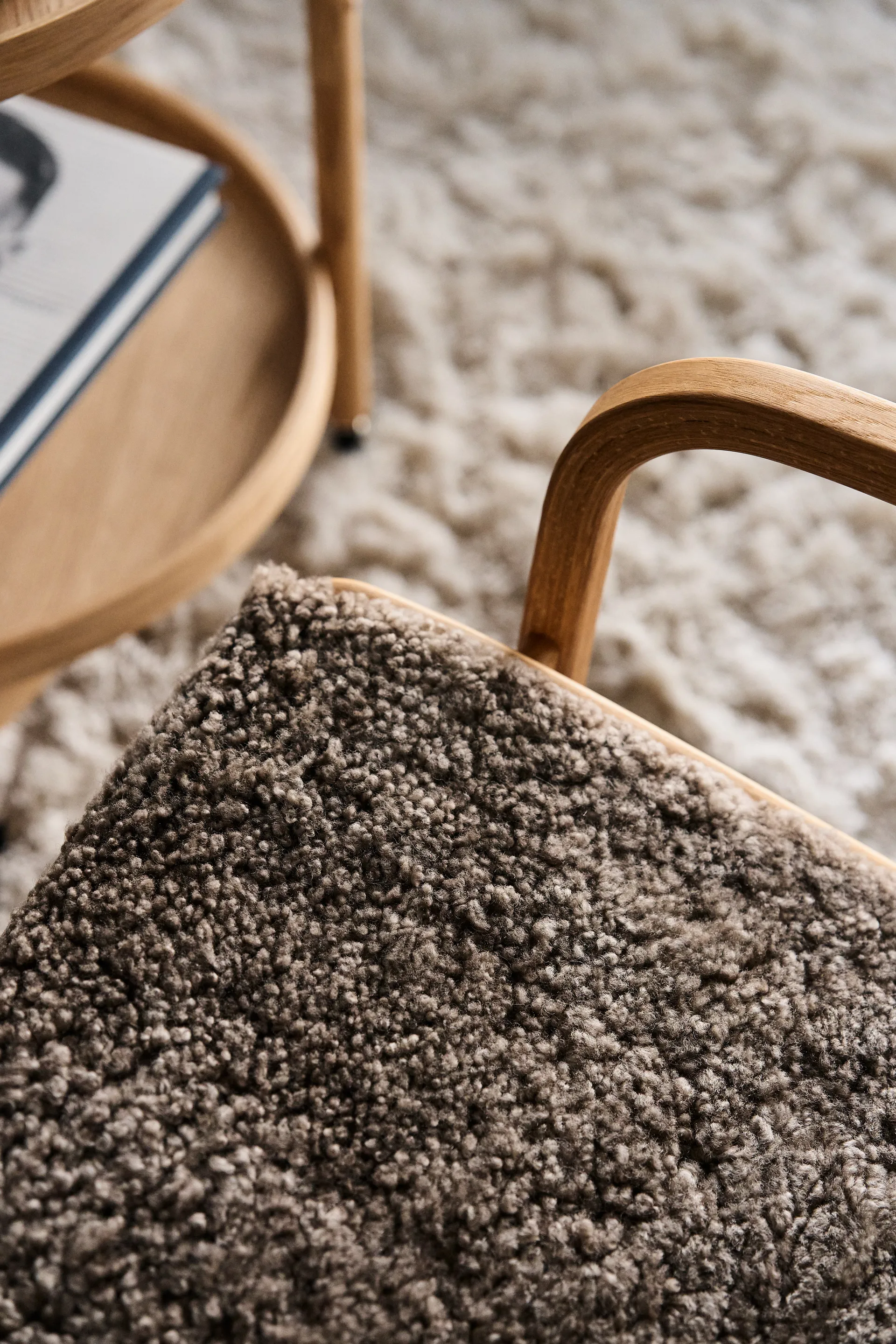 Lamino nojatuoli öljytty tammi/lampaannahka, Sahara (nougatruskea) Swedese