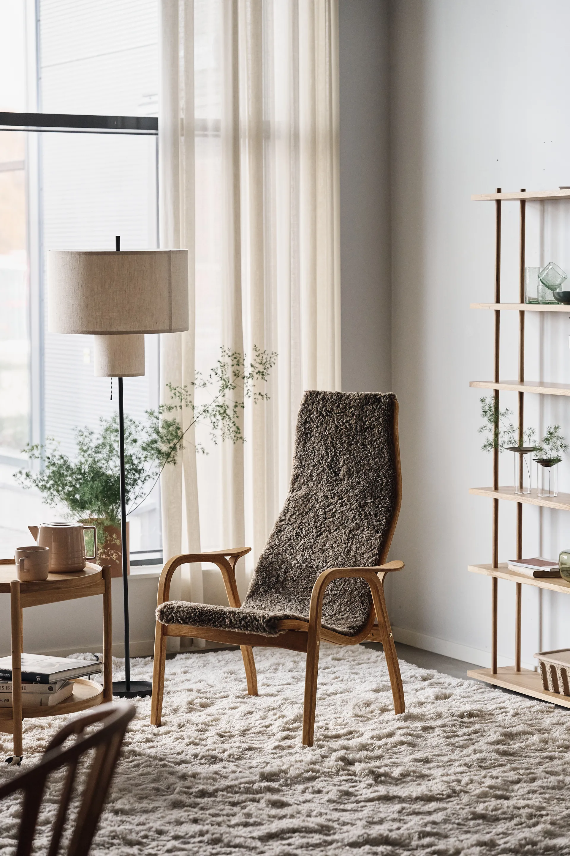 Lamino nojatuoli öljytty tammi/lampaannahka, Sahara (nougatruskea) Swedese