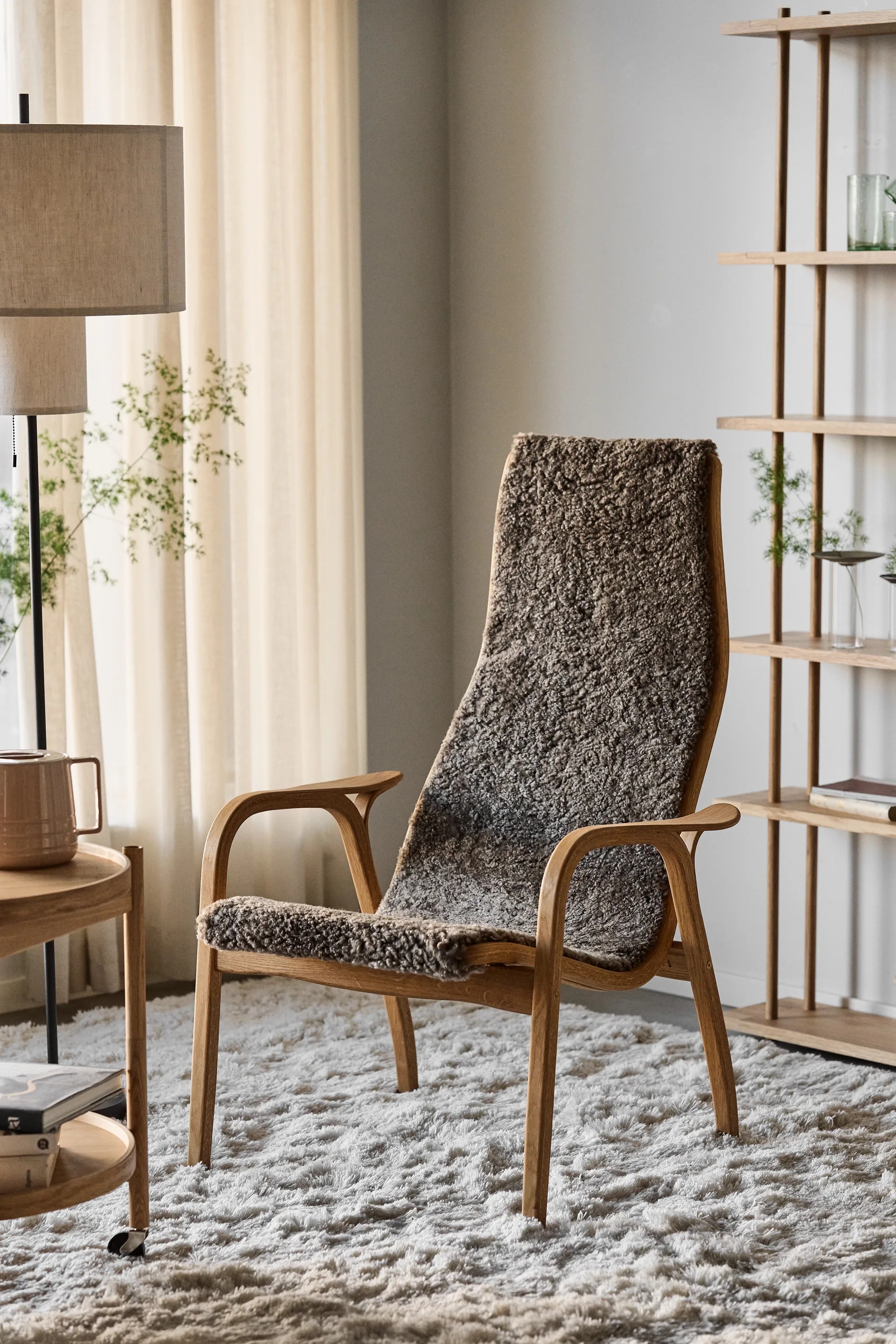 Lamino nojatuoli öljytty tammi/lampaannahka, Sahara (nougatruskea) Swedese