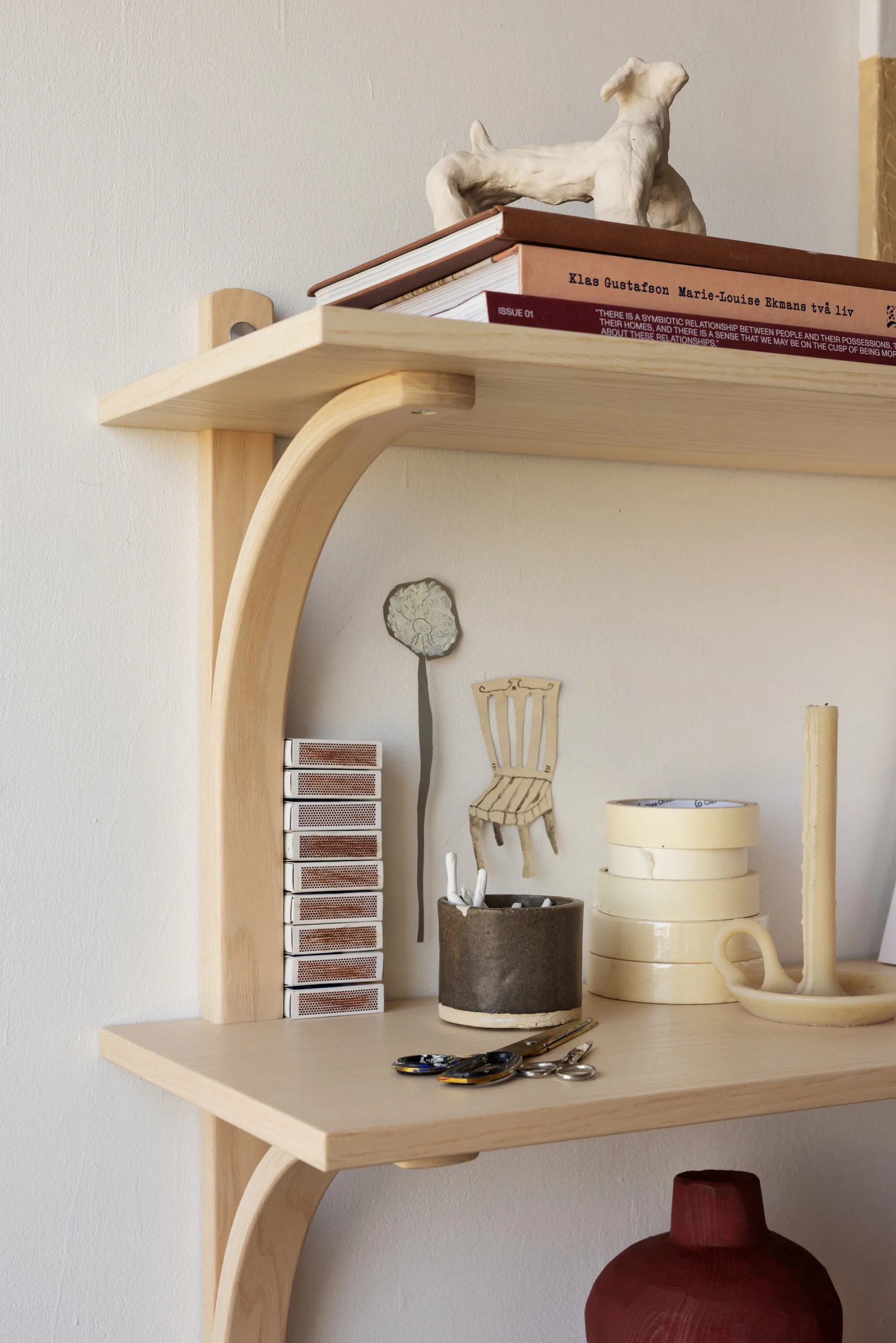 Levi hylly, Lakatusta saarnesta messinki, 2 hyllytasoa, 90 cm Swedese