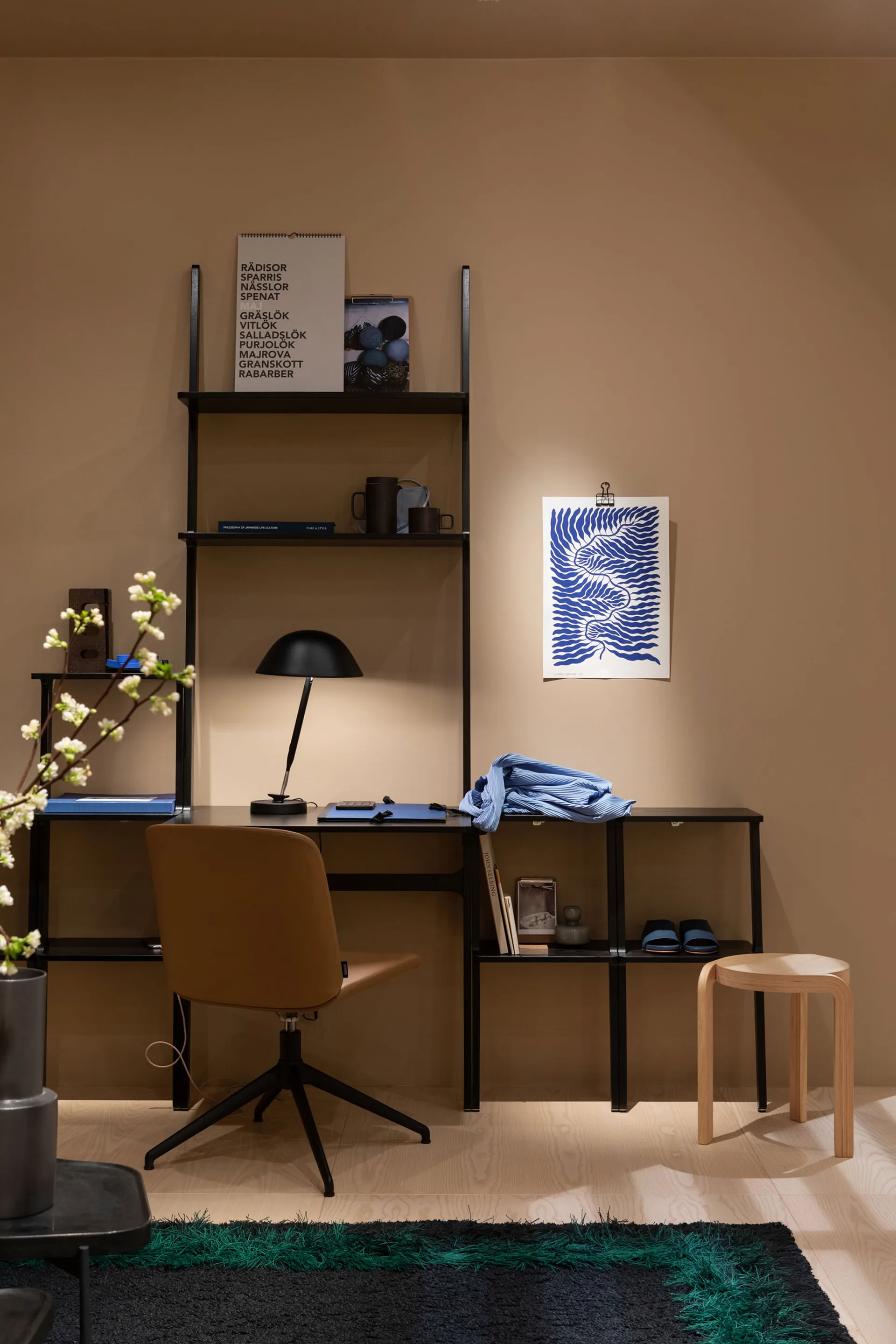 Libri kirjoituspöytä, Saarni lakattu nutmeg (ruskea) Swedese