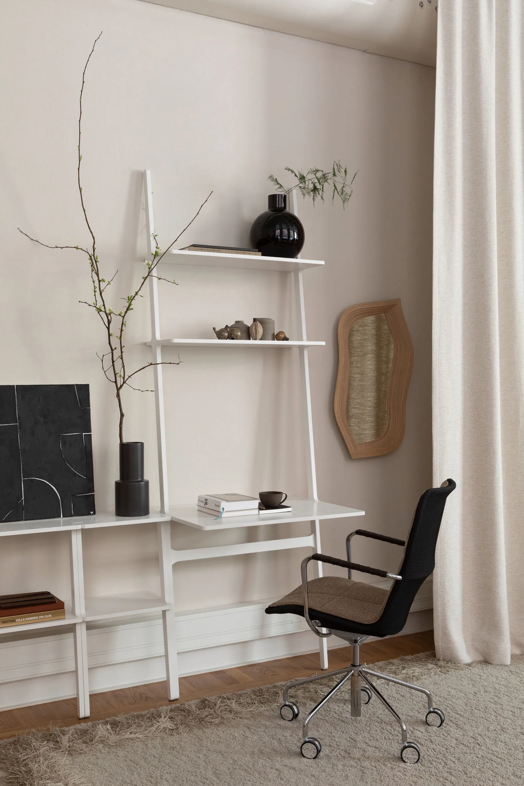 Libri kirjoituspöytä, Saarni valkoiseksi kuultomaalattu Swedese