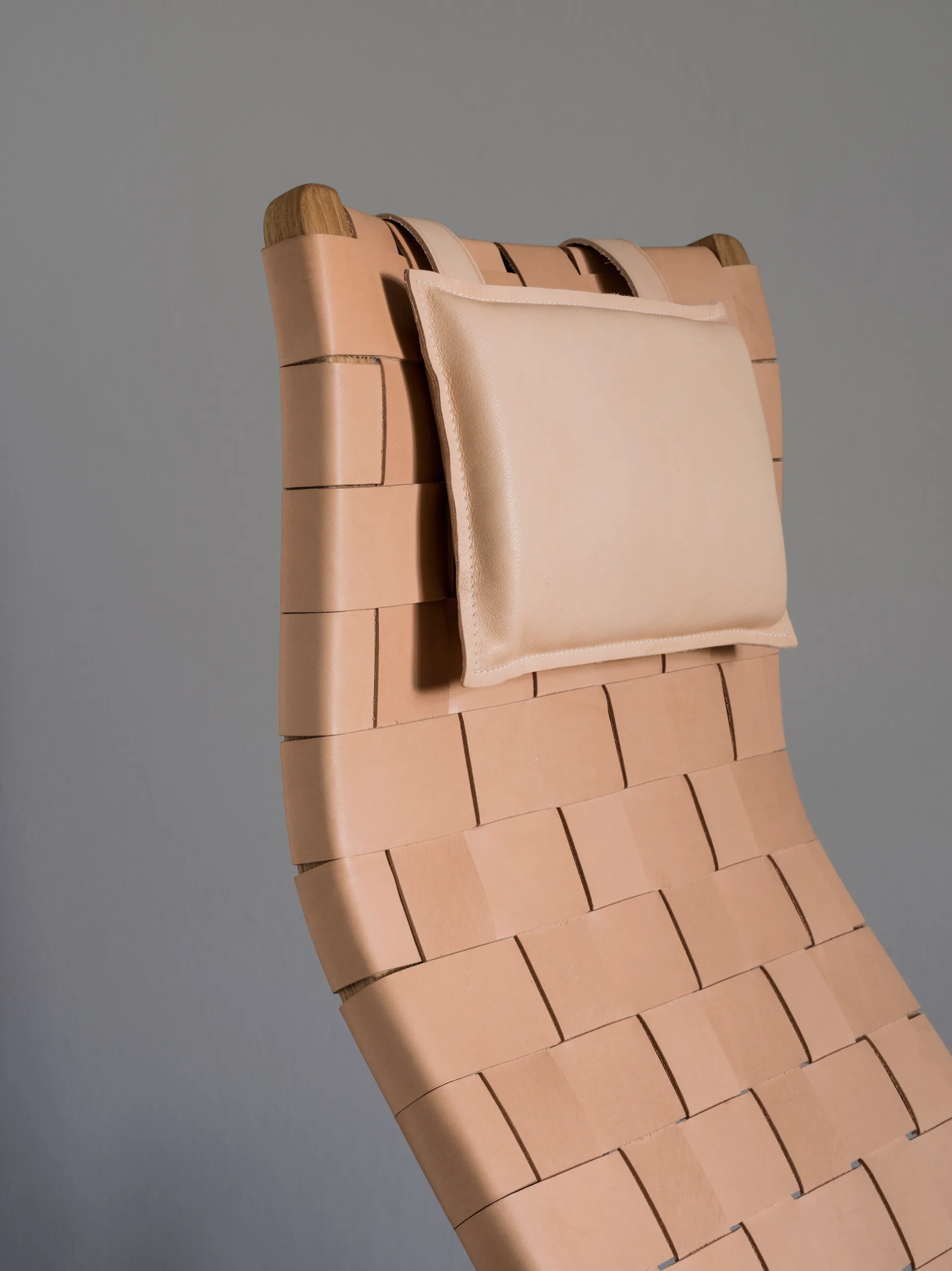 Primo korkea nojatuoli niskatyynyllä öljytty tammi, Nahkaremmi punaruskea Swedese