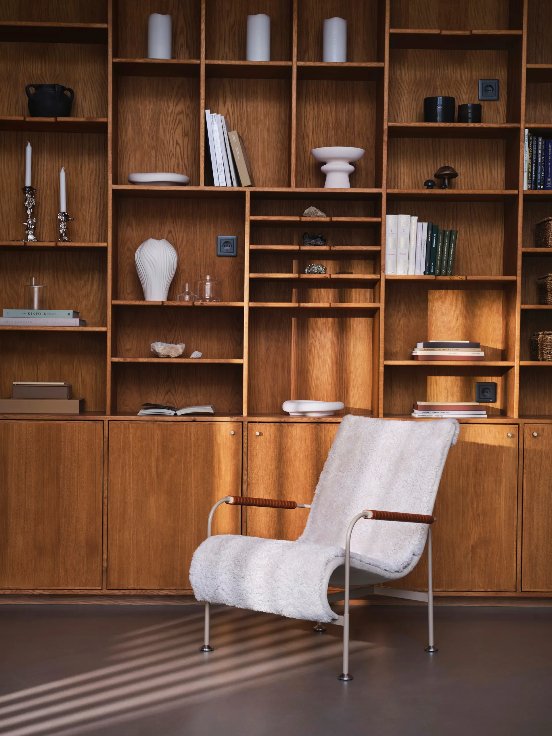 Serpentine nojatuoli, Kangas Romo Linara Rye-nutmeg-Tärnsjö Cognac Swedese