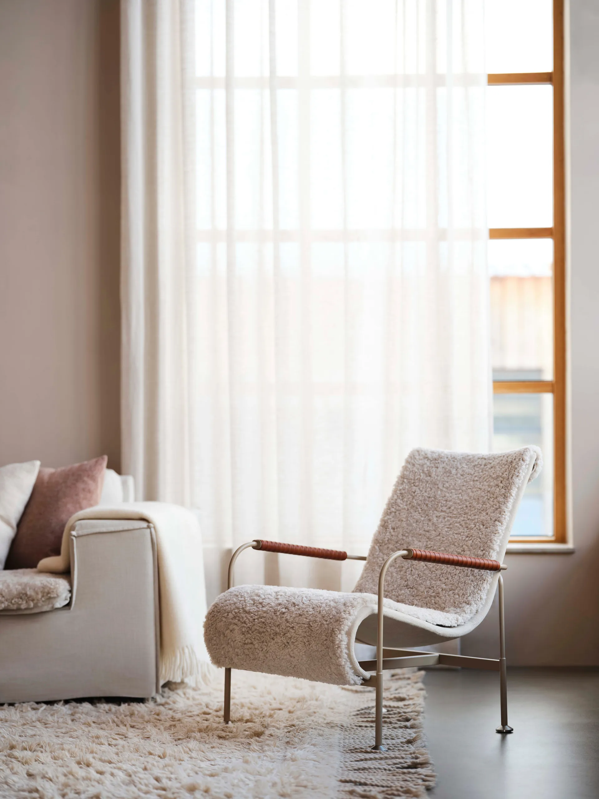 Serpentine nojatuoli, Lampaantalja Moonlight krom Swedese